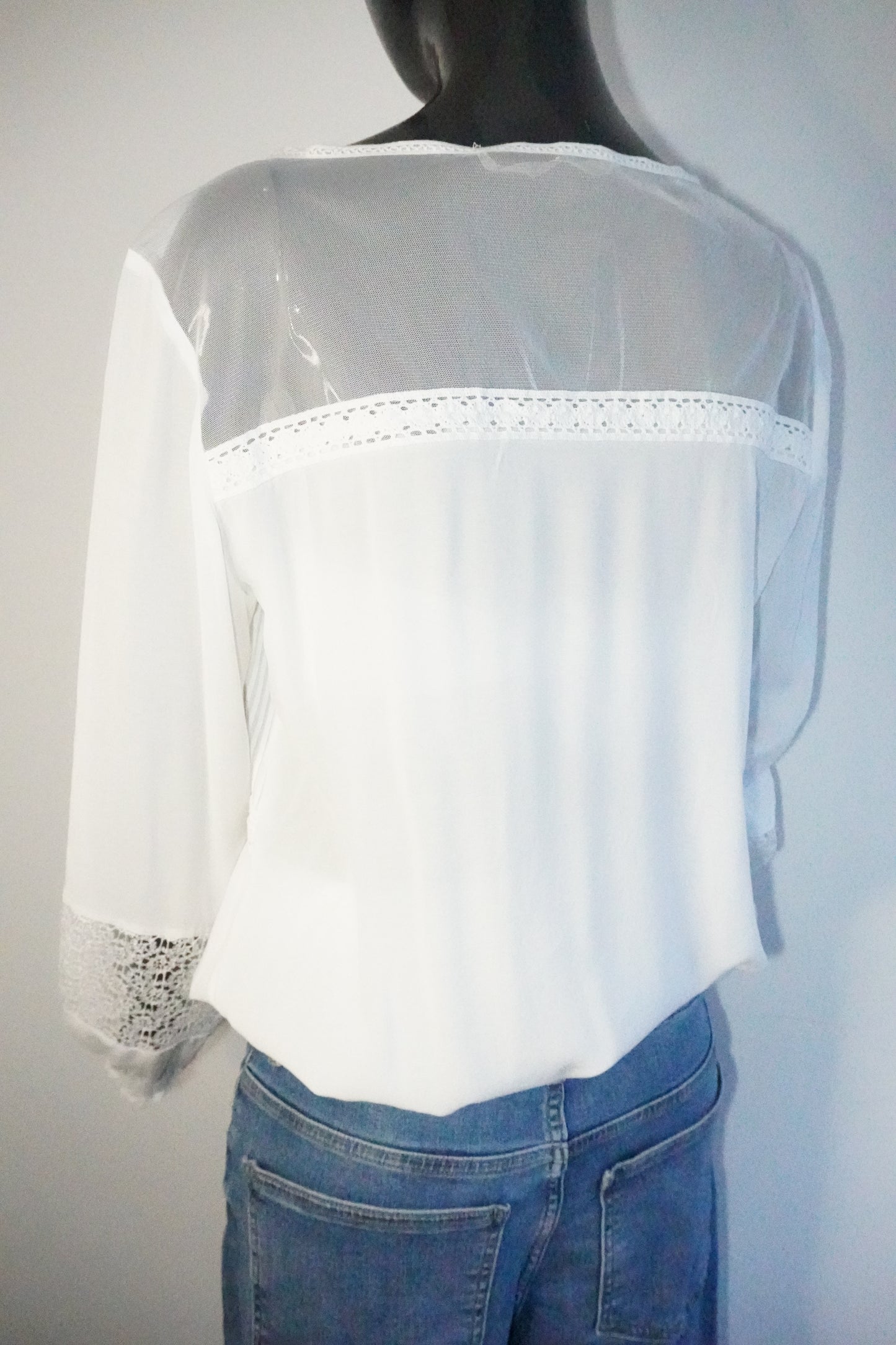 weiße GUESS-Bluse mit Spitze