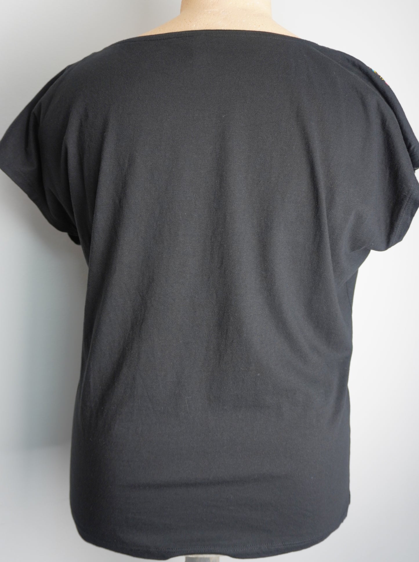 schwarzes Shirt mit buntem Muster