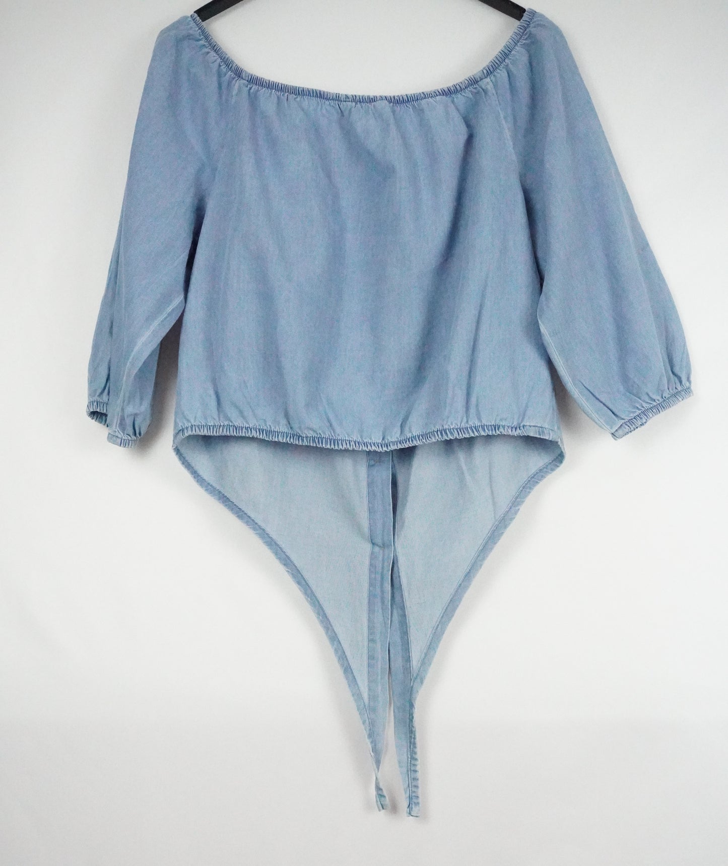 hellblaue Carmenbluse zum Knoten