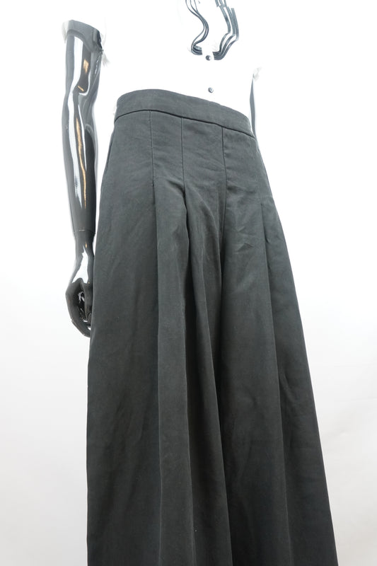 Marlene-Hose & weiße Rüschenbluse