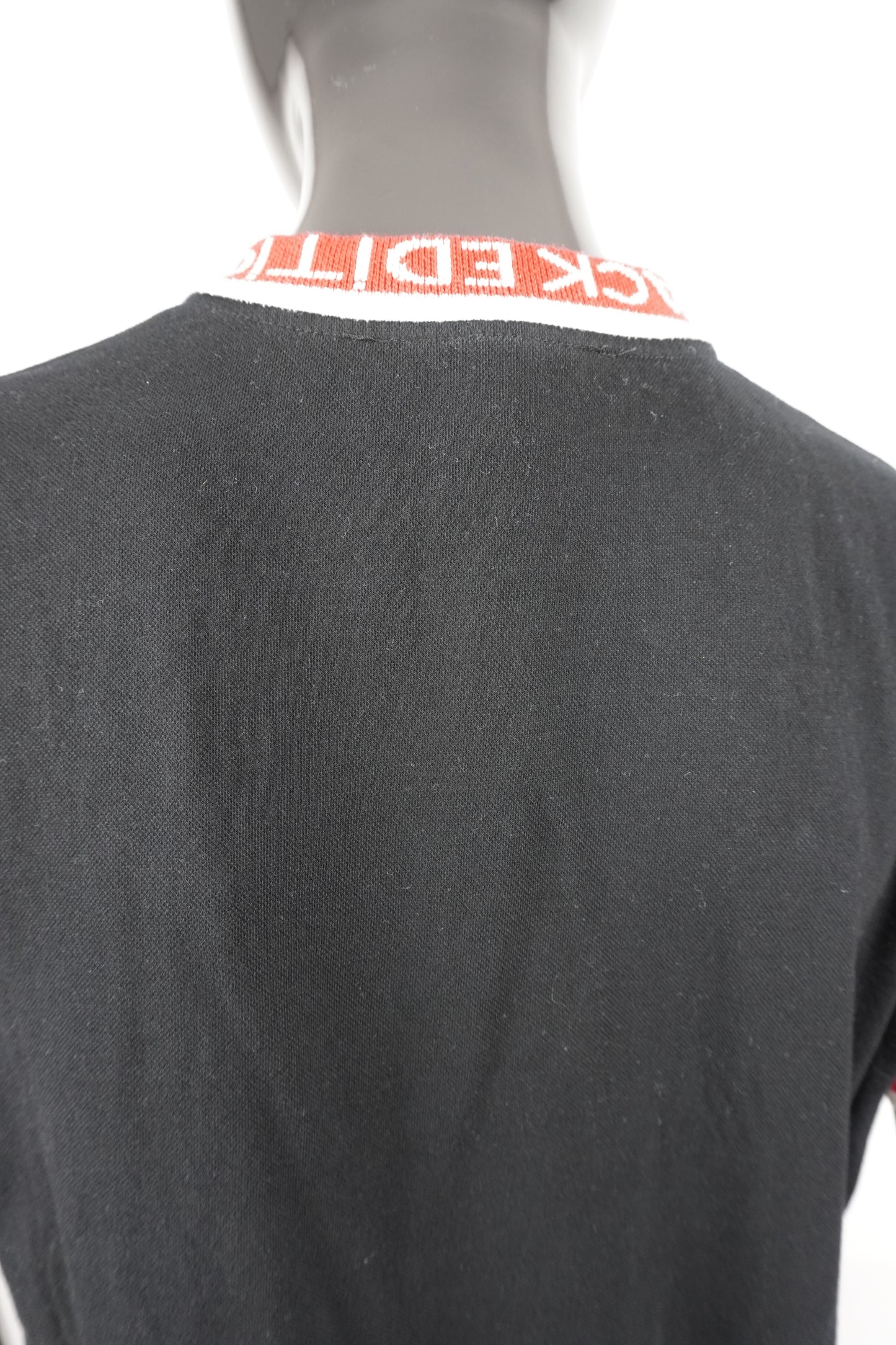 Poloshirt schwarz mit rot/weißem Rand