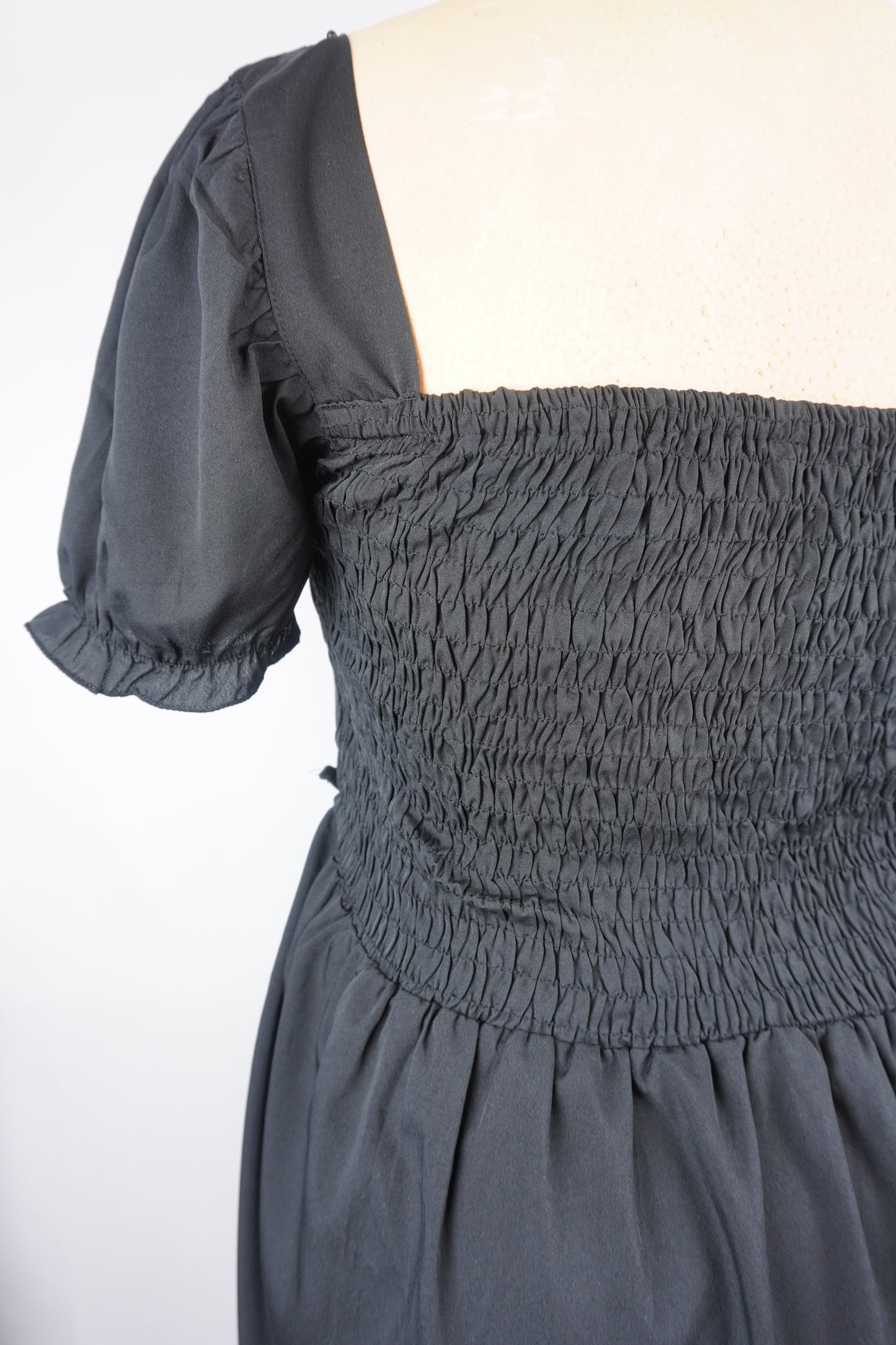 schwarzes leichtes Kleid