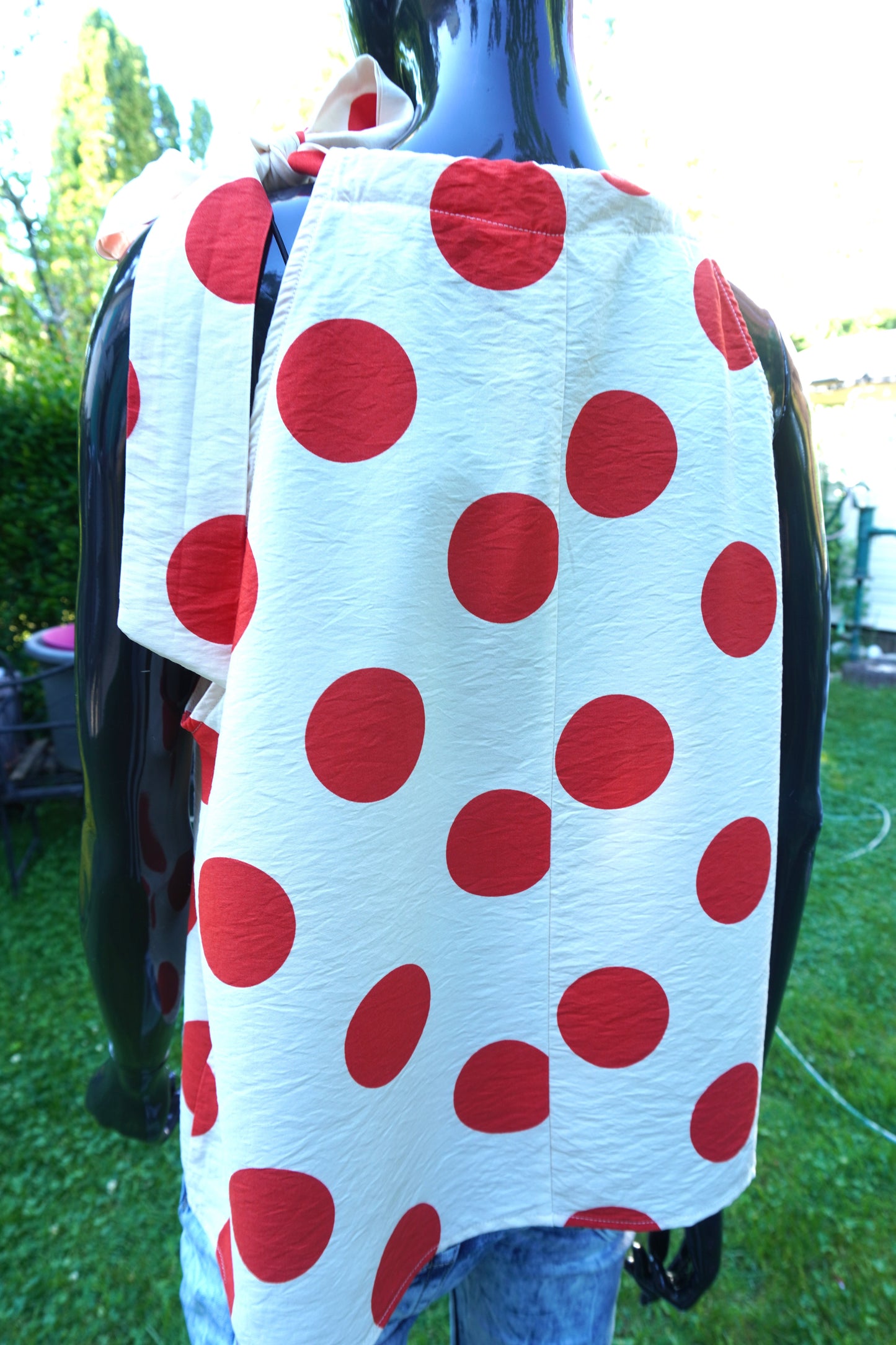 Bluse hellgelb mit großen roten Punkten