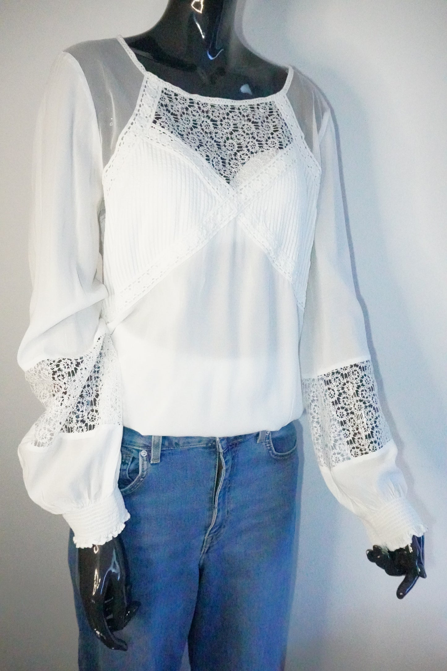 weiße GUESS-Bluse mit Spitze
