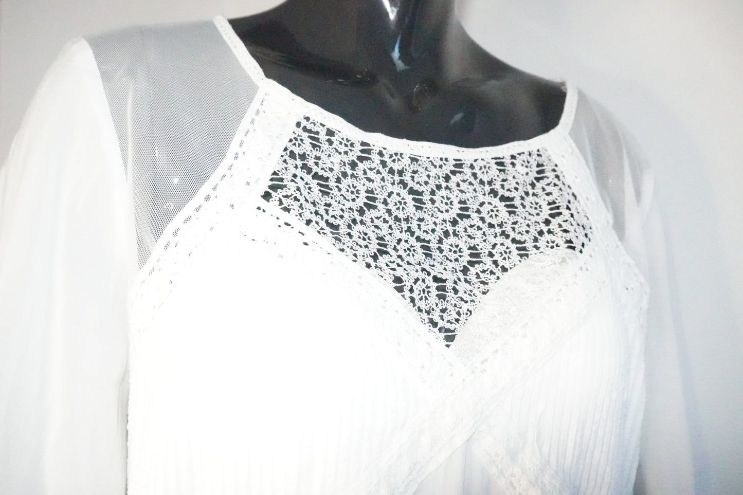 weiße GUESS-Bluse mit Spitze