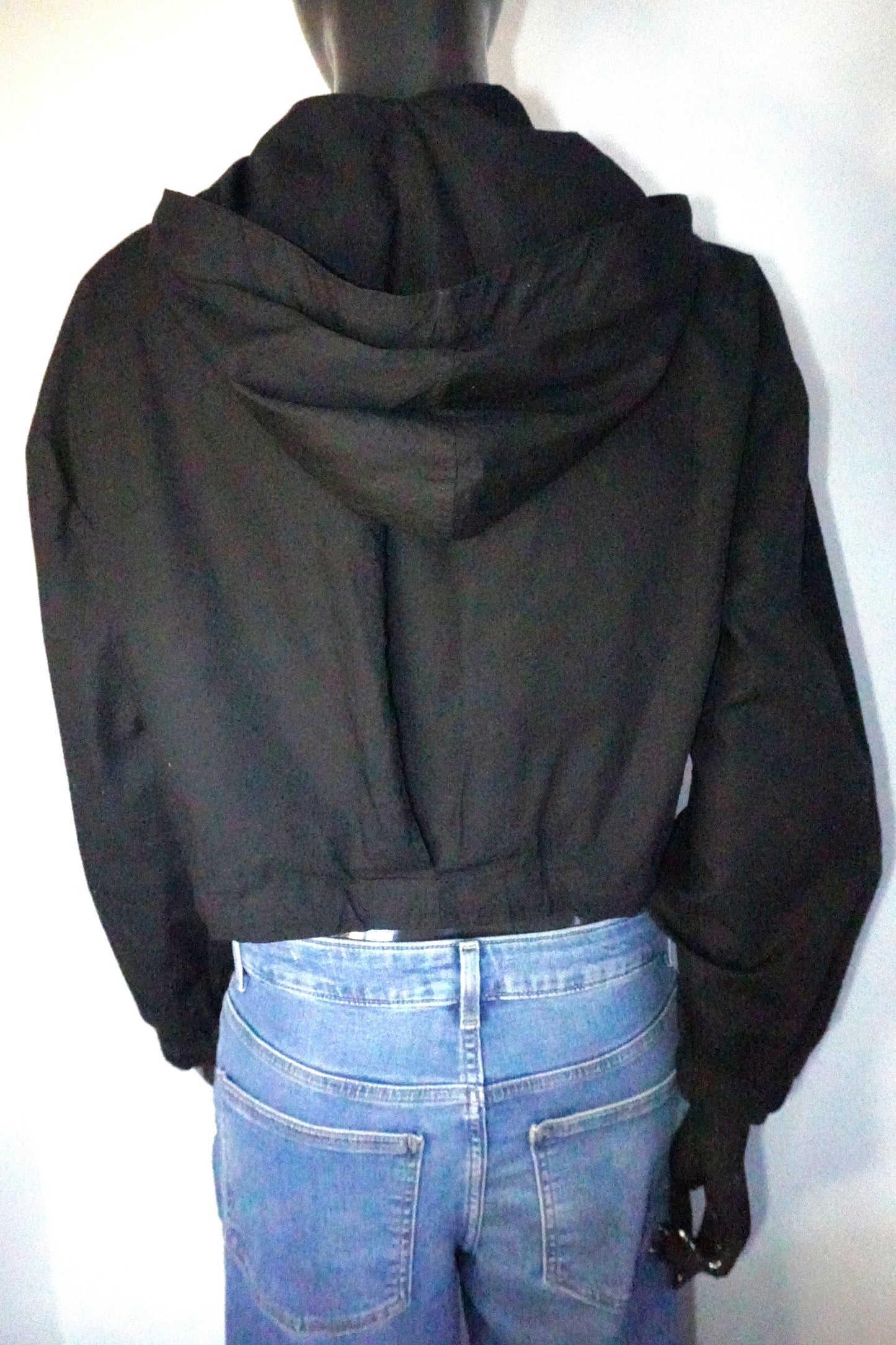 schwarze Kurz-Bluse mit Kapuze