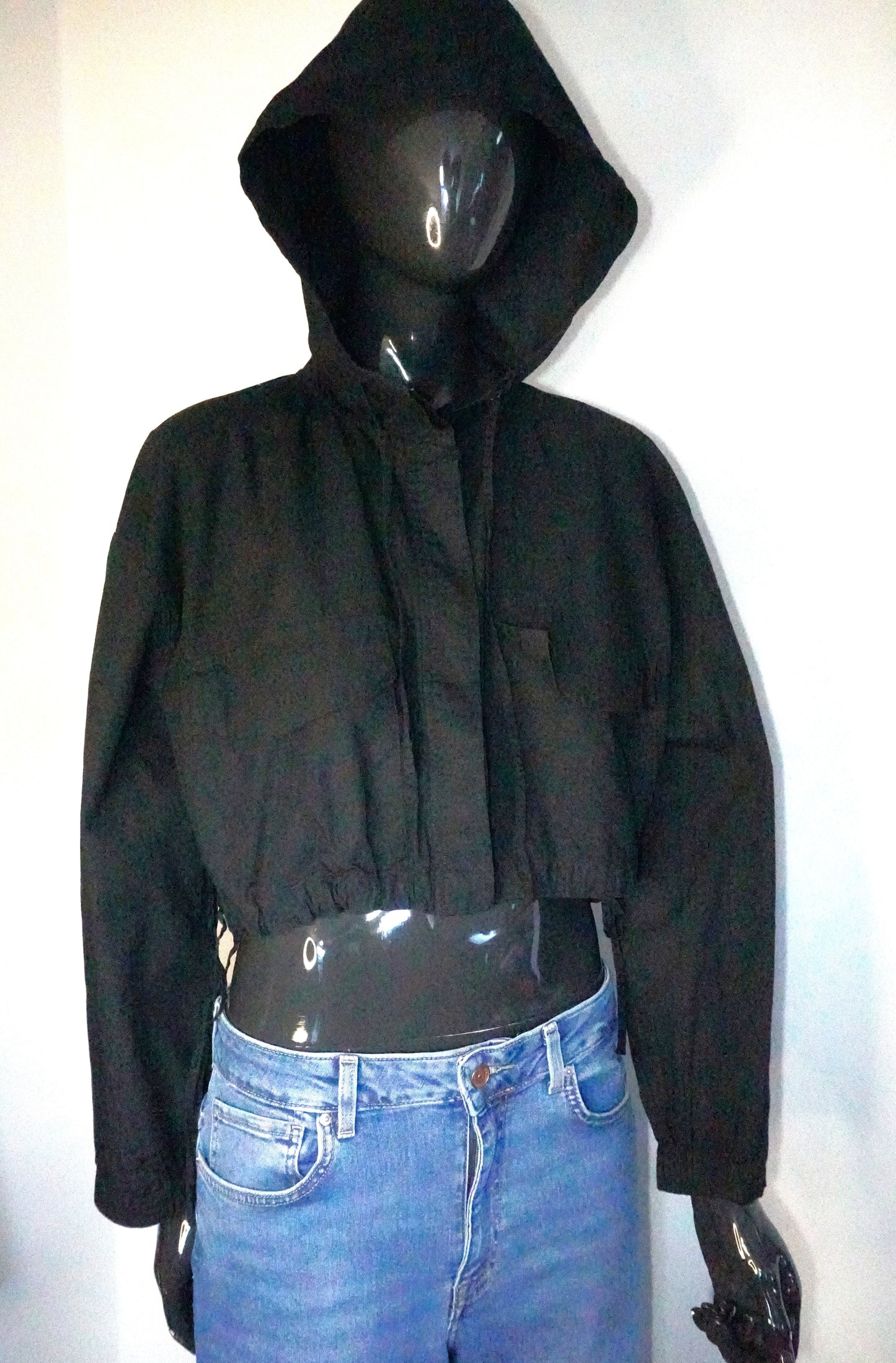 schwarze Kurz-Bluse mit Kapuze