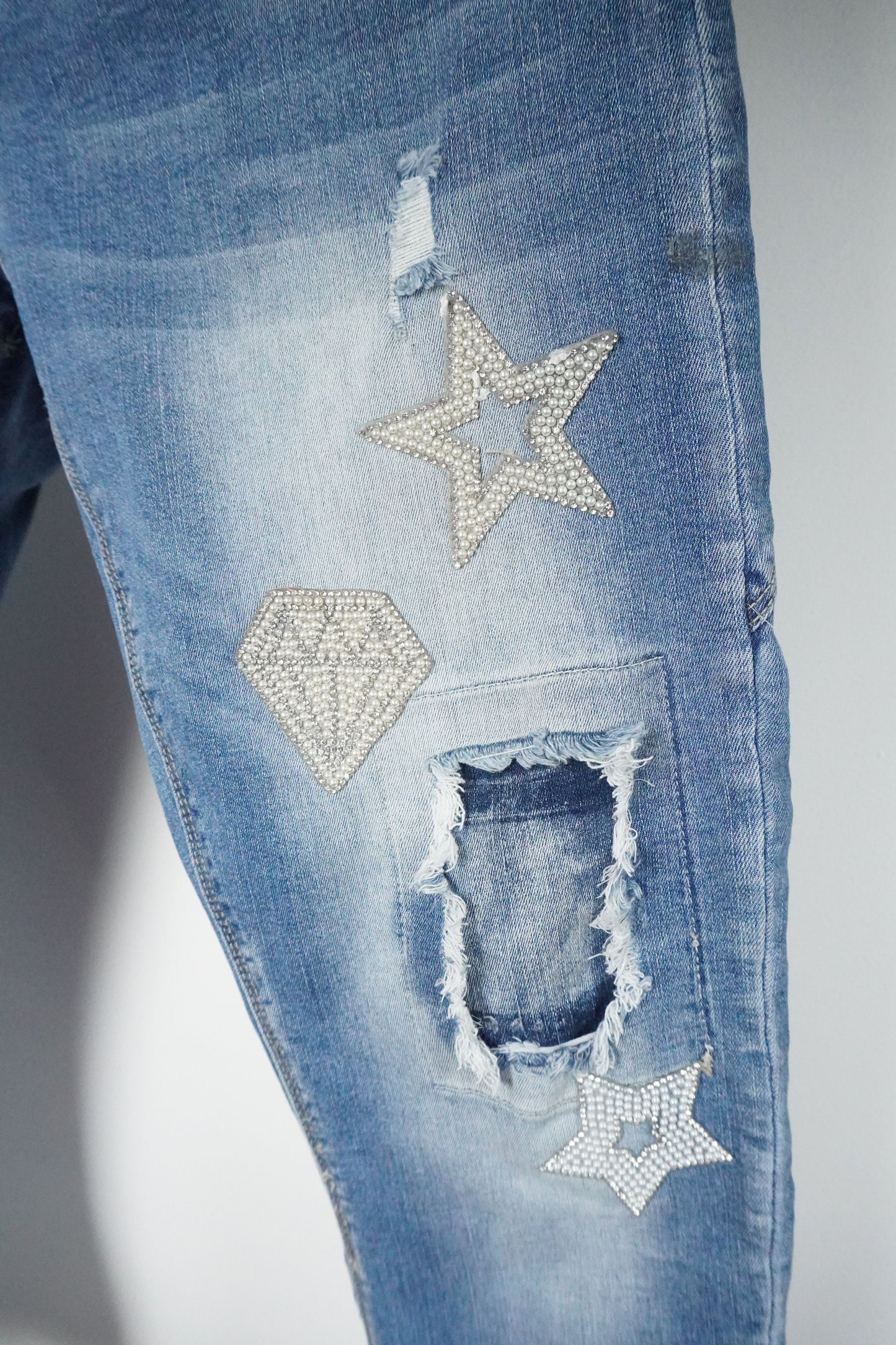 Jeans mit Glitzer-Applikationen