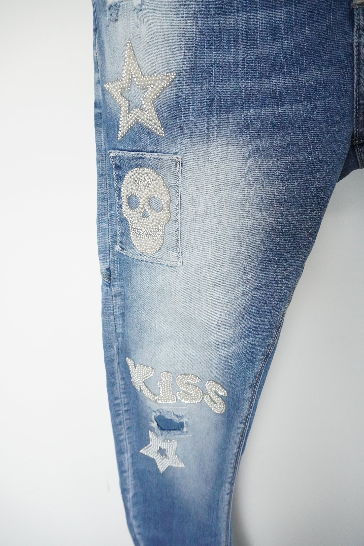 Jeans mit Glitzer-Applikationen