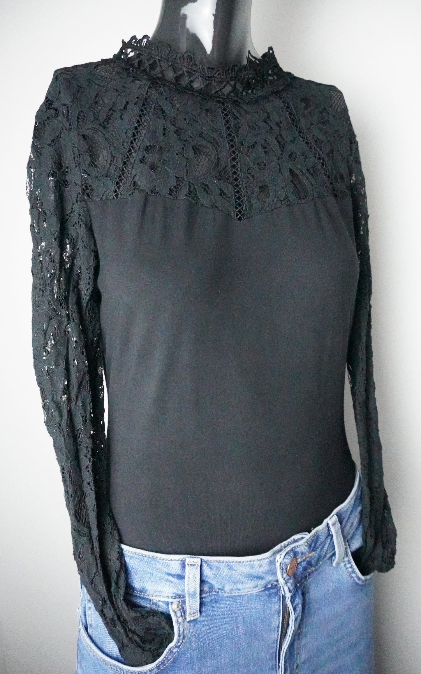 Langarmbody mit Spitze