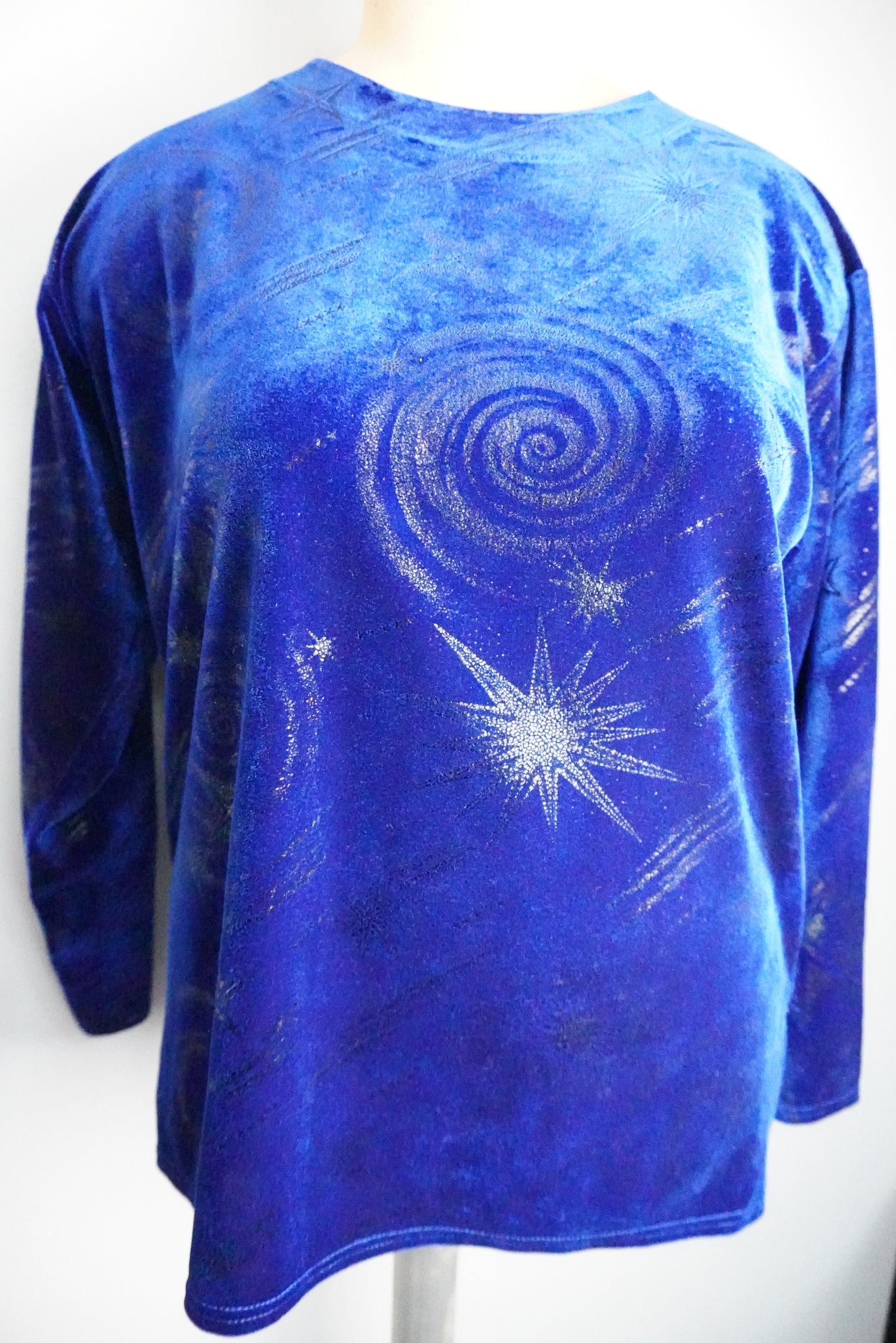 royalblaues Samtshirt