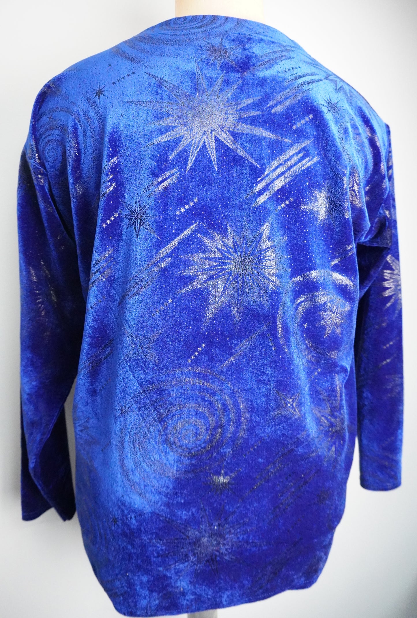 royalblaues Samtshirt