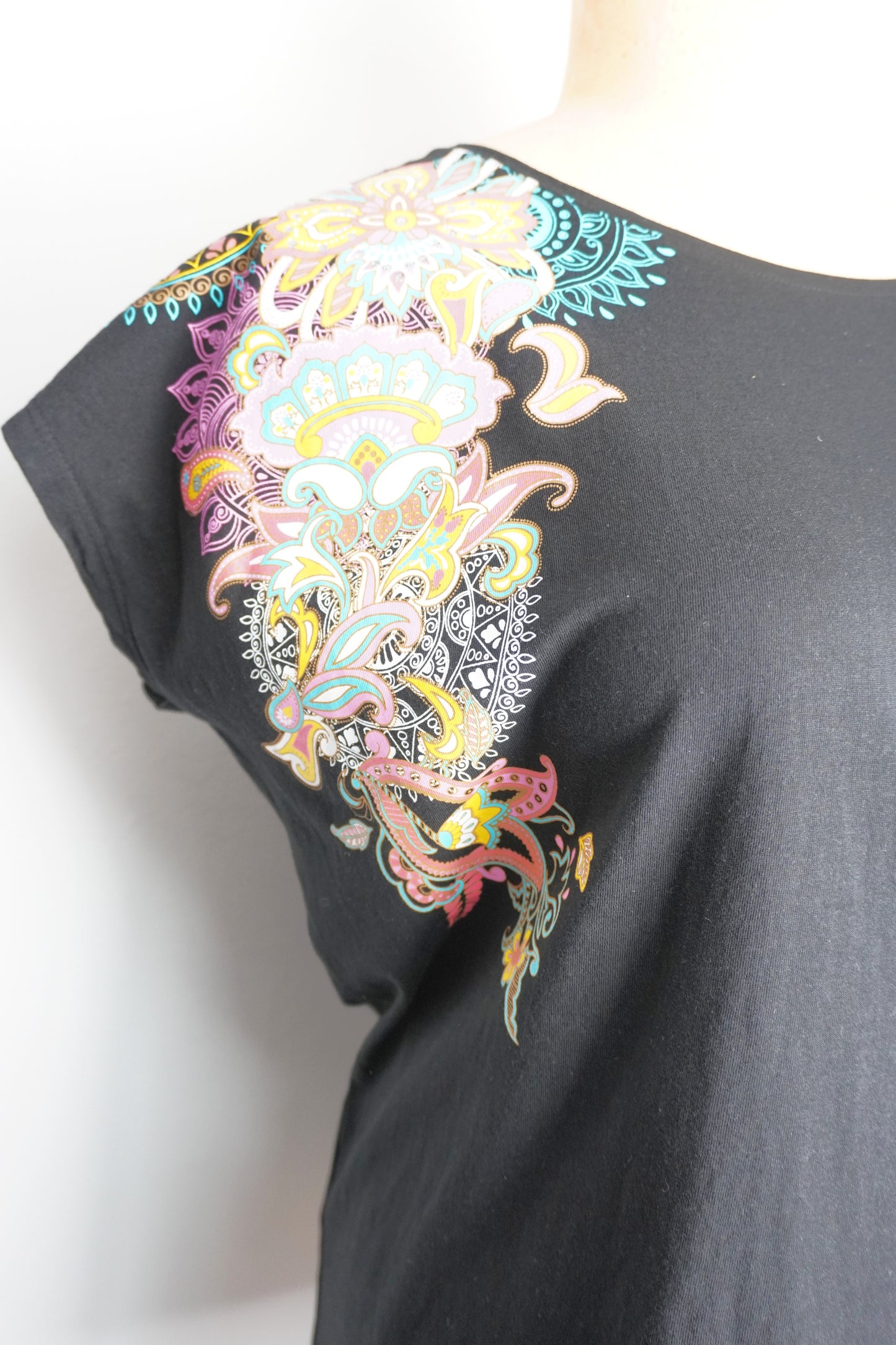 schwarzes Shirt mit buntem Muster