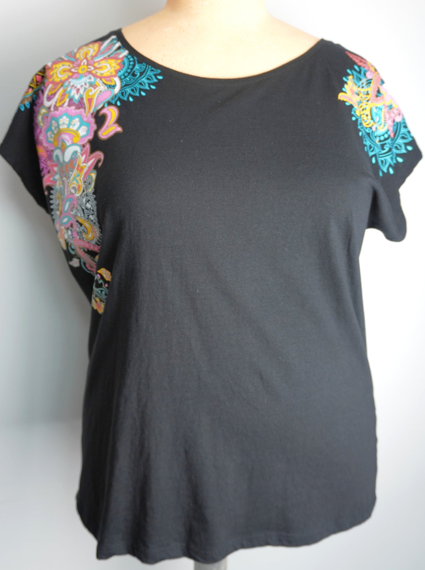 schwarzes Shirt mit buntem Muster