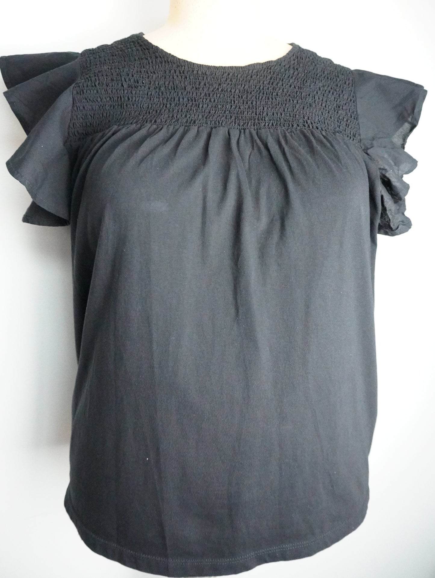 schwarzes Shirt mit Flatterärmeln