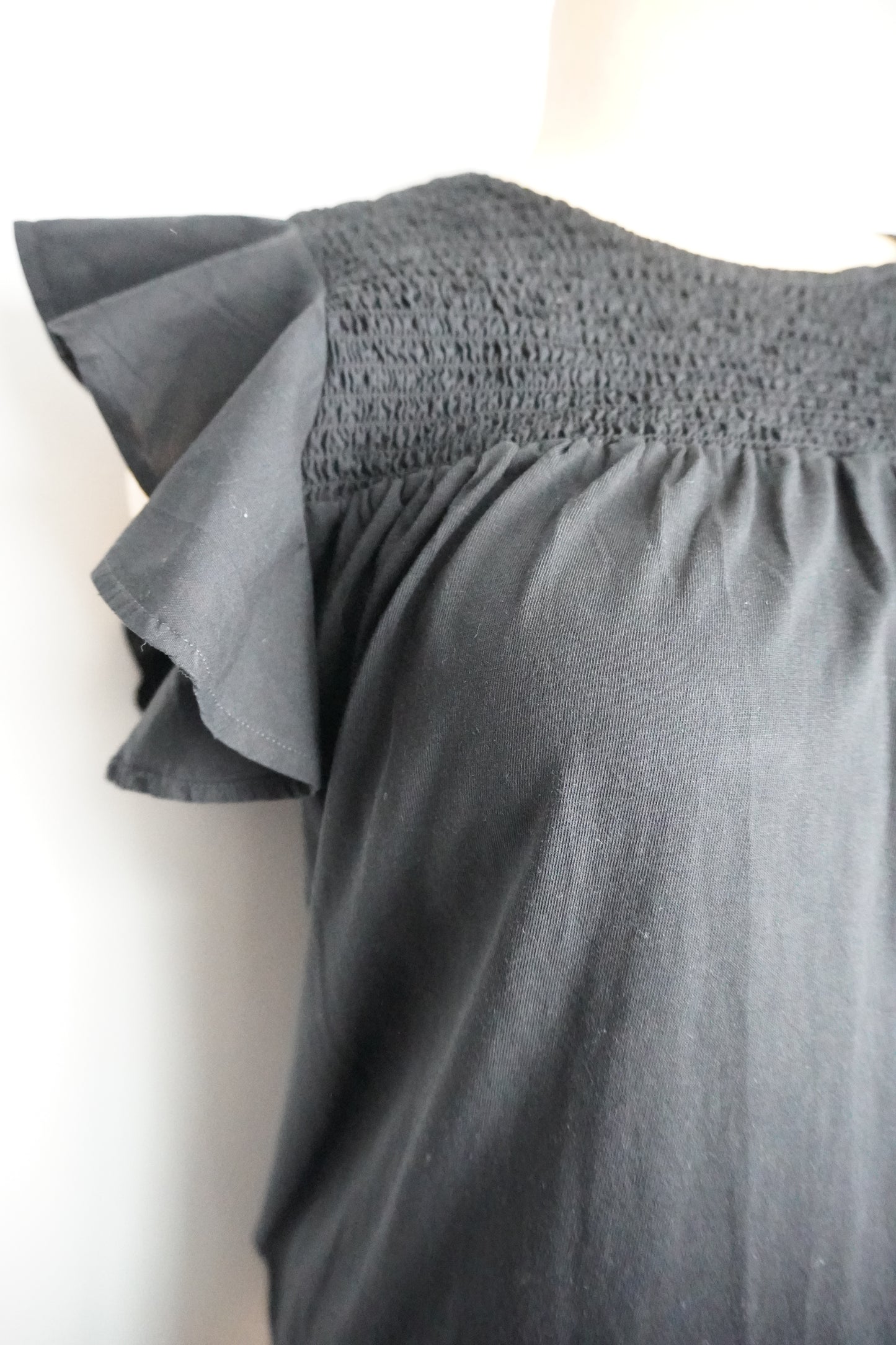 schwarzes Shirt mit Flatterärmeln