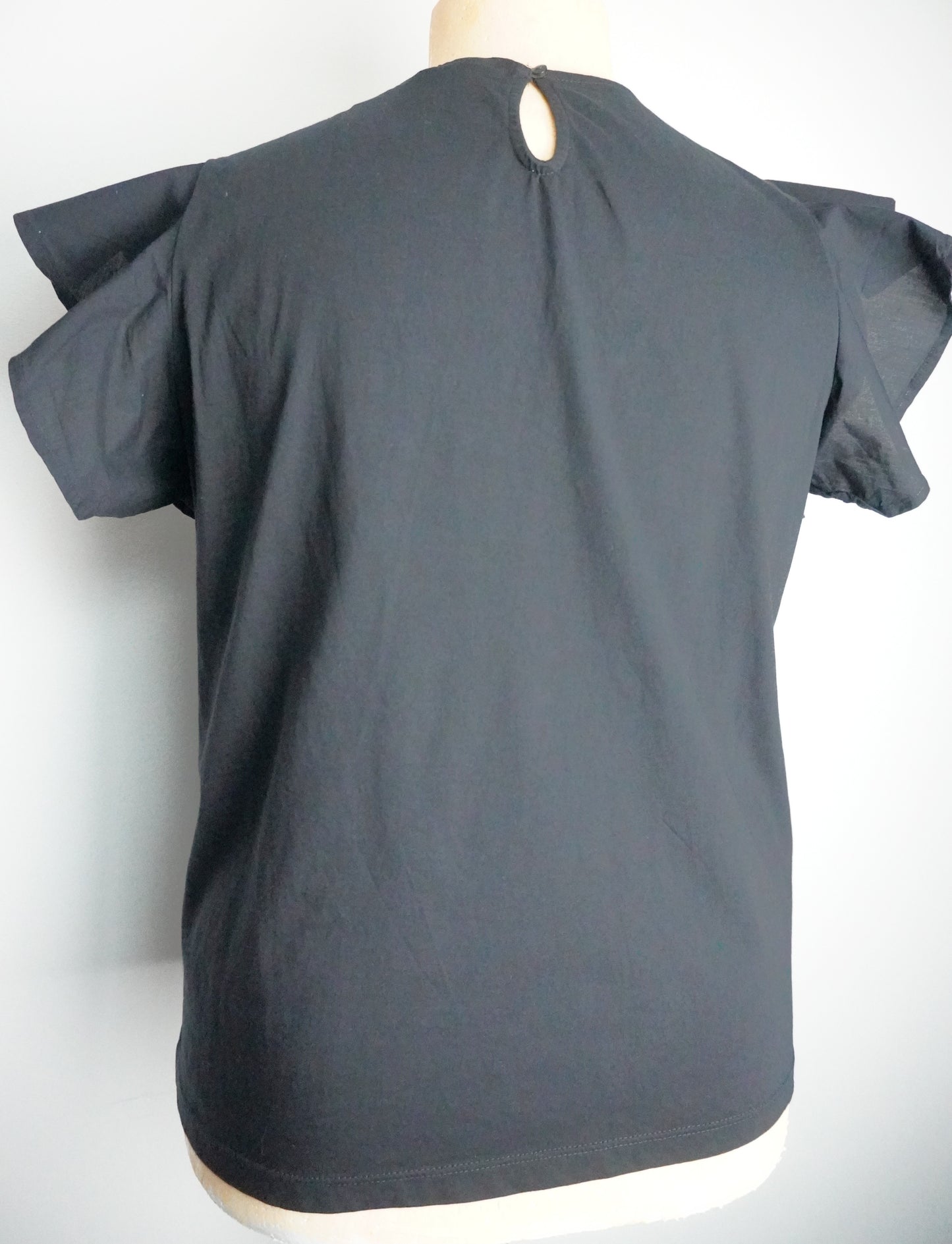 schwarzes Shirt mit Flatterärmeln
