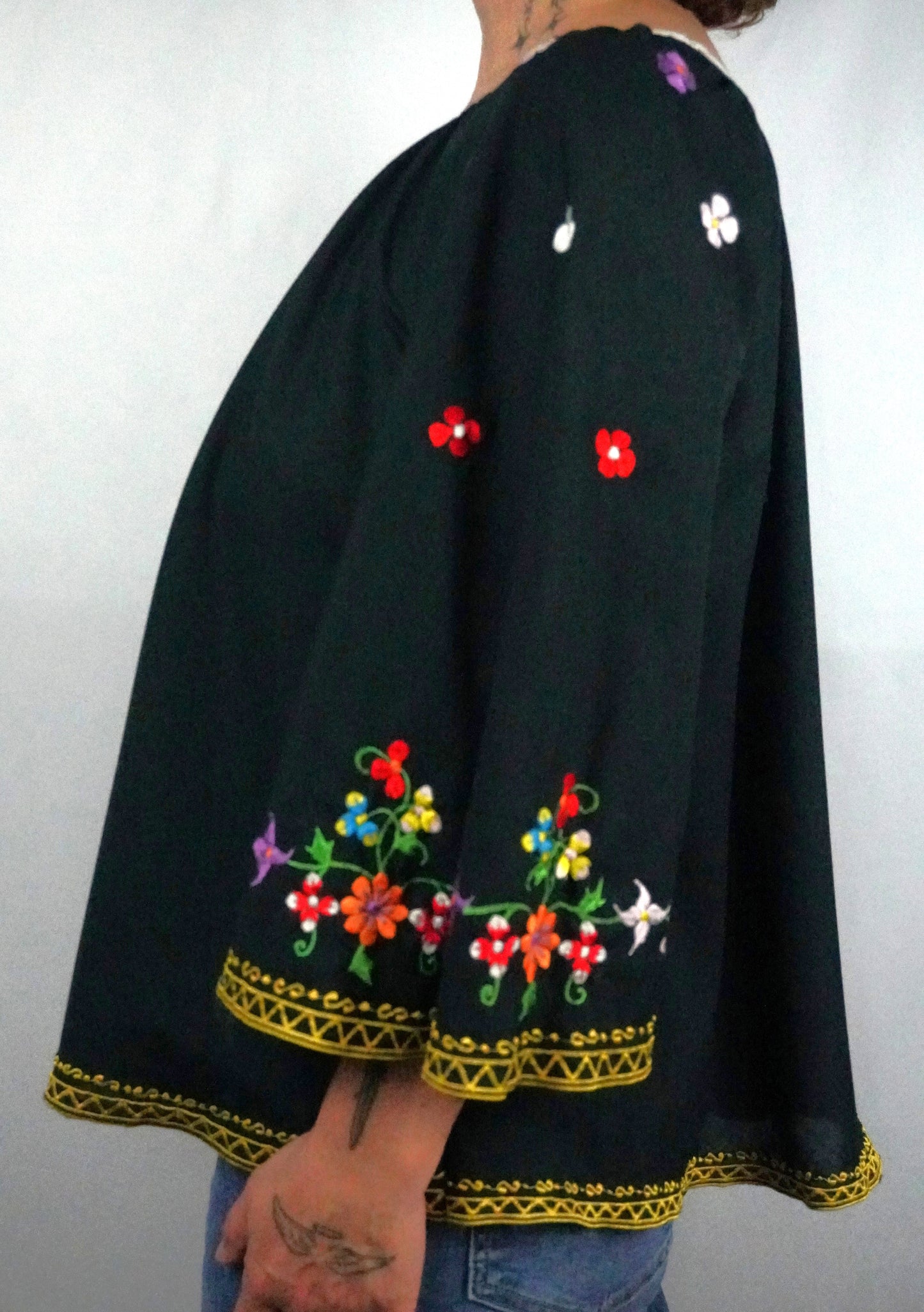 schwarz Bluse mit weiten Ärmeln & Blumen