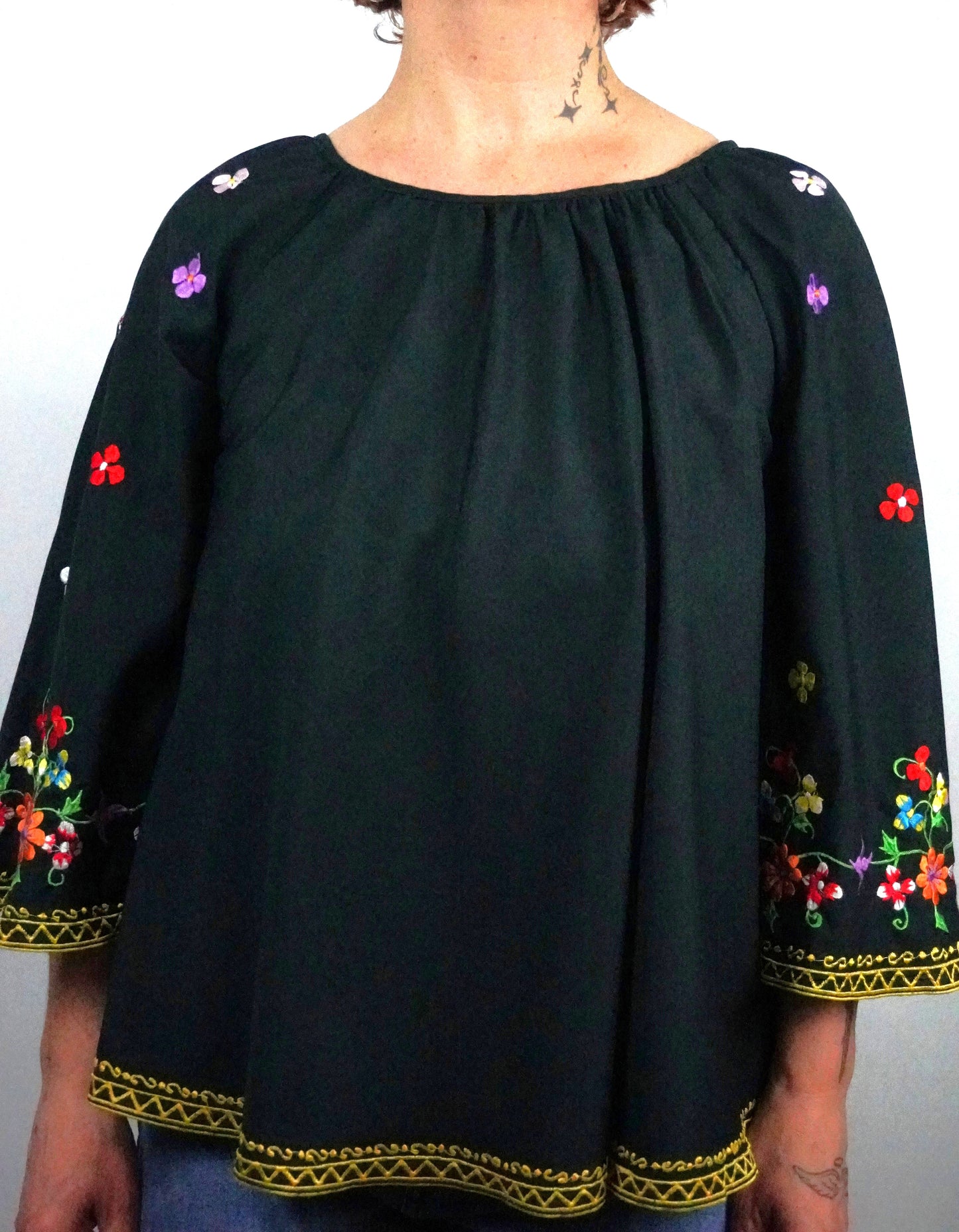 schwarz Bluse mit weiten Ärmeln & Blumen