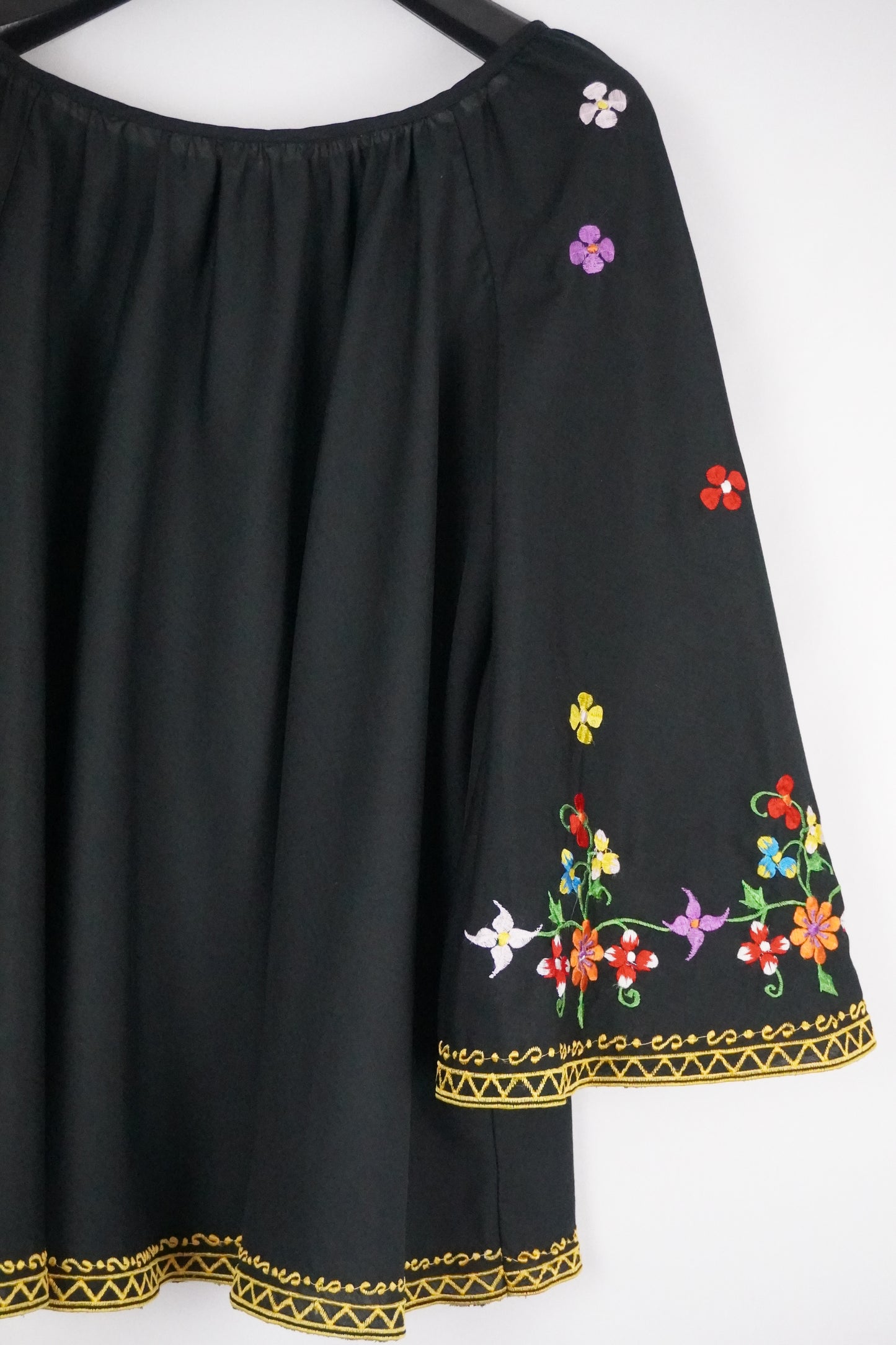 schwarz Bluse mit weiten Ärmeln & Blumen