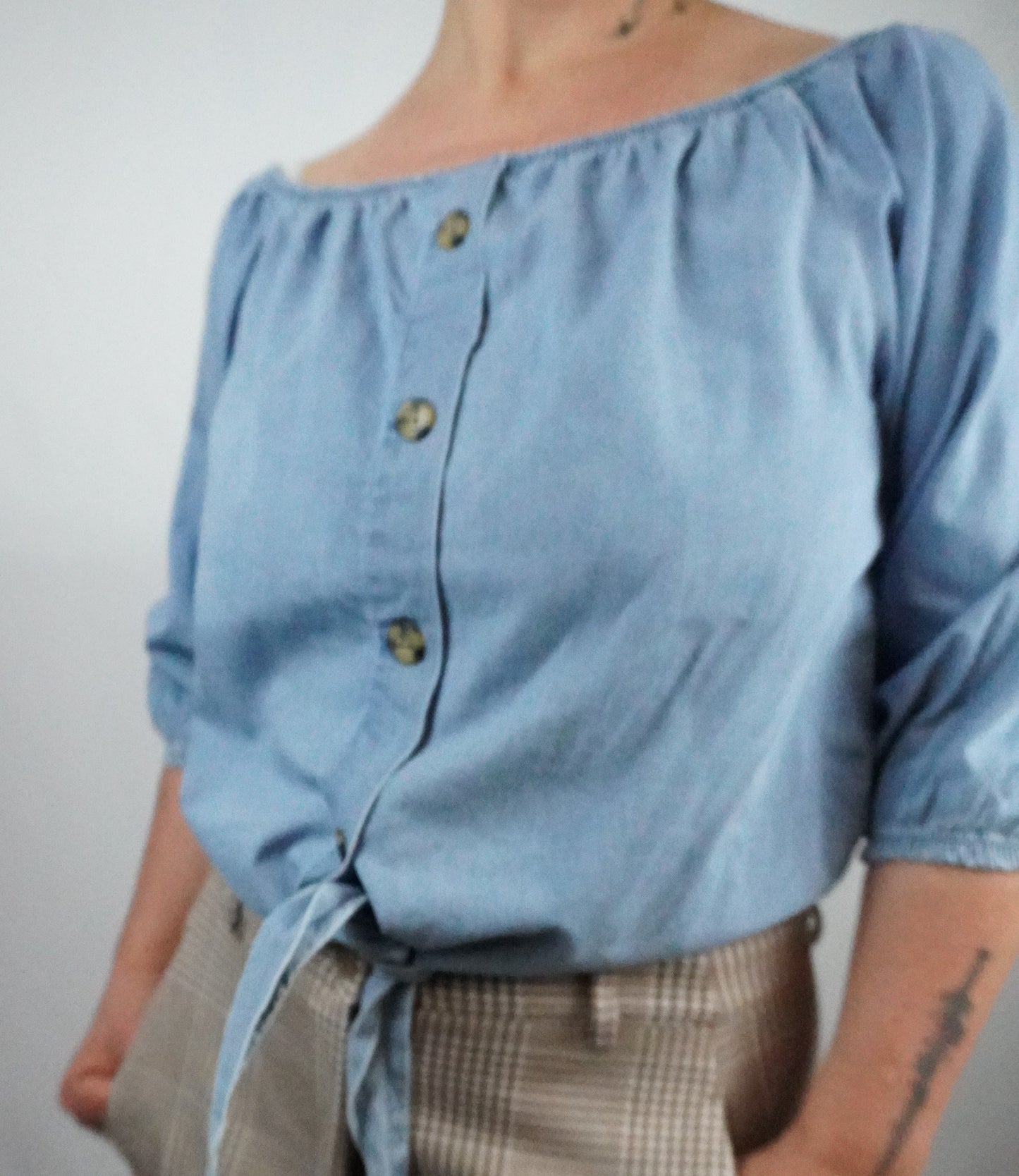 hellblaue Carmenbluse zum Knoten