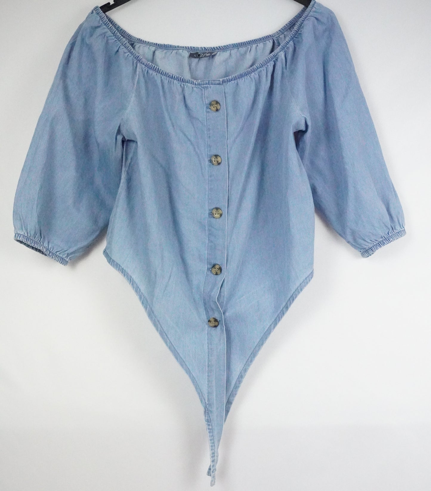 hellblaue Carmenbluse zum Knoten