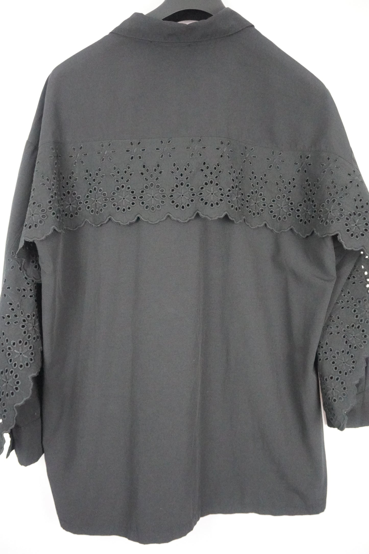 schwarze long-Bluse mit Spitze