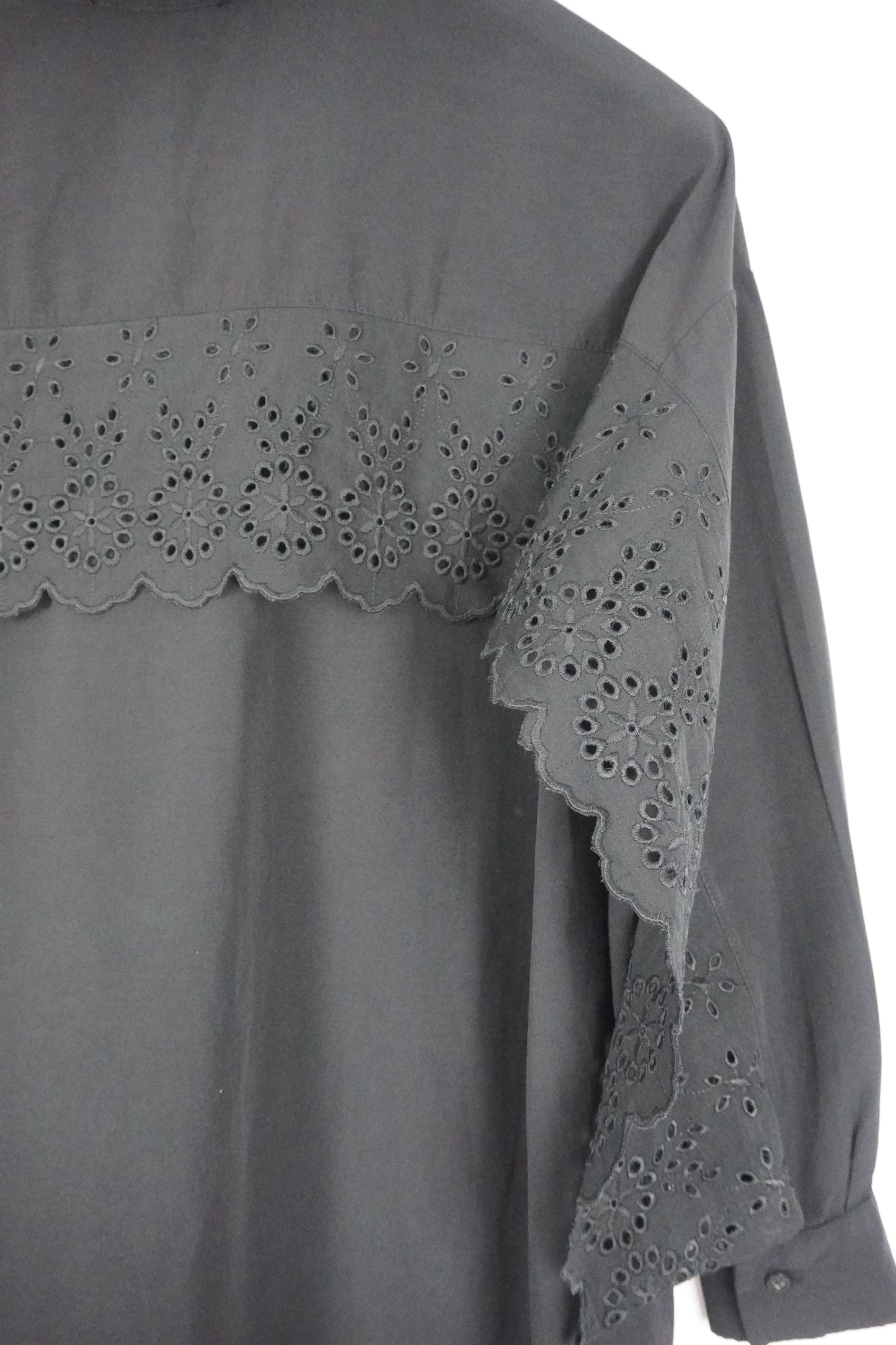 schwarze long-Bluse mit Spitze