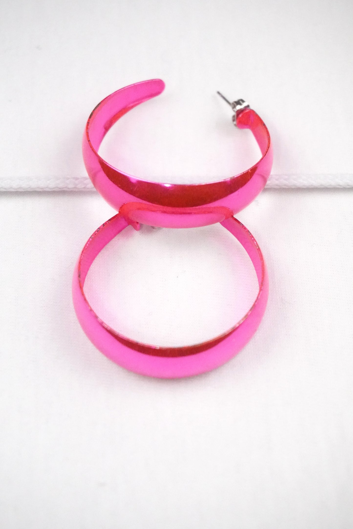 leuchtend pinke Ohrringe