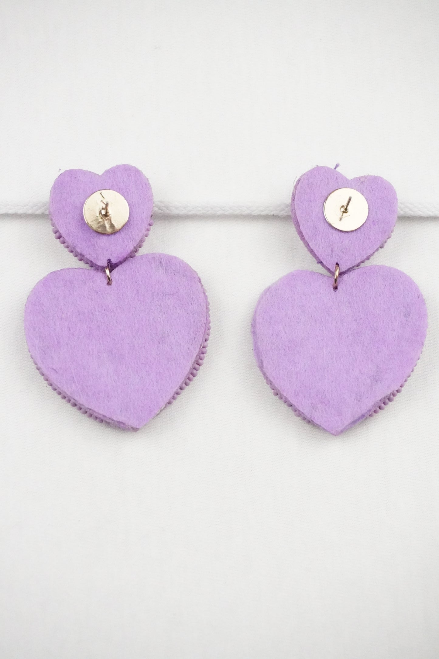 lila Herzen-Ohrhänger