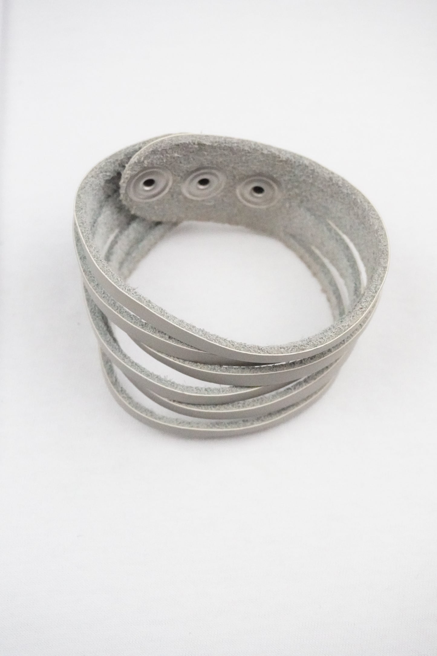 Lederimitat-Armband hellgrau