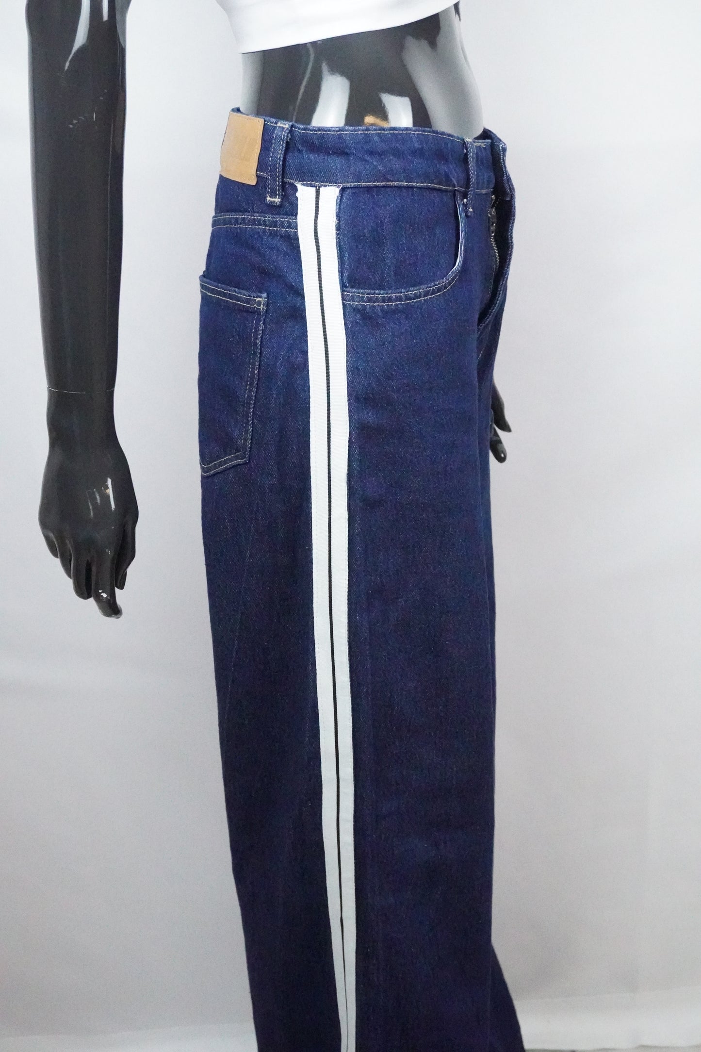 Jeans dunkelblau mit weißen Streifen