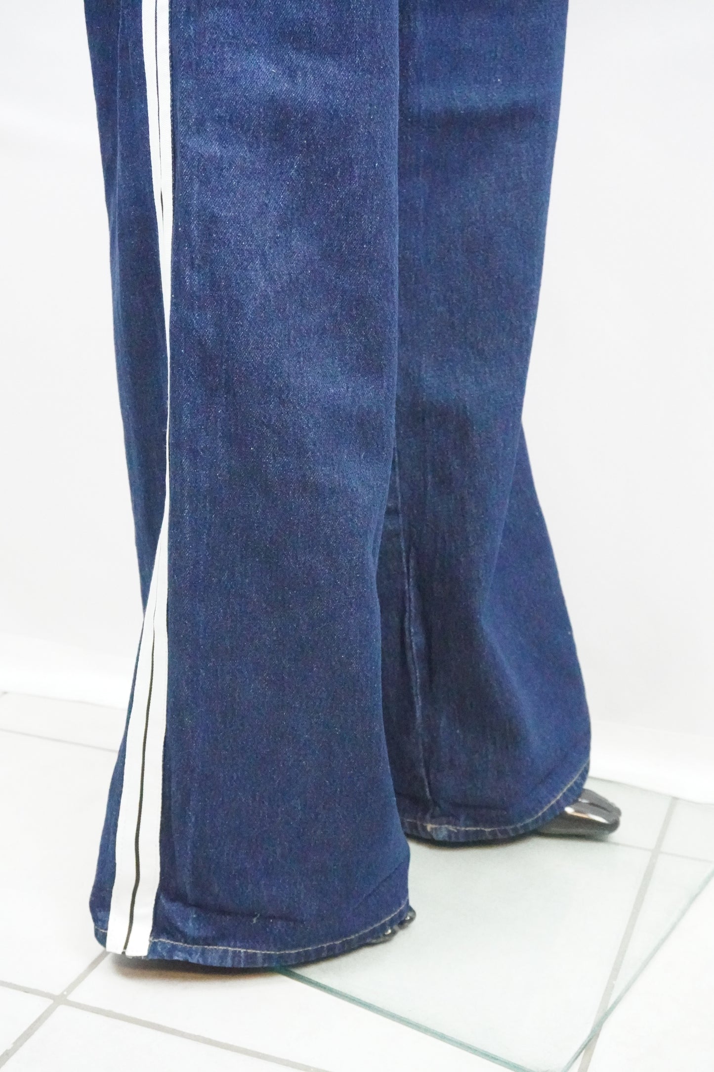 Jeans dunkelblau mit weißen Streifen