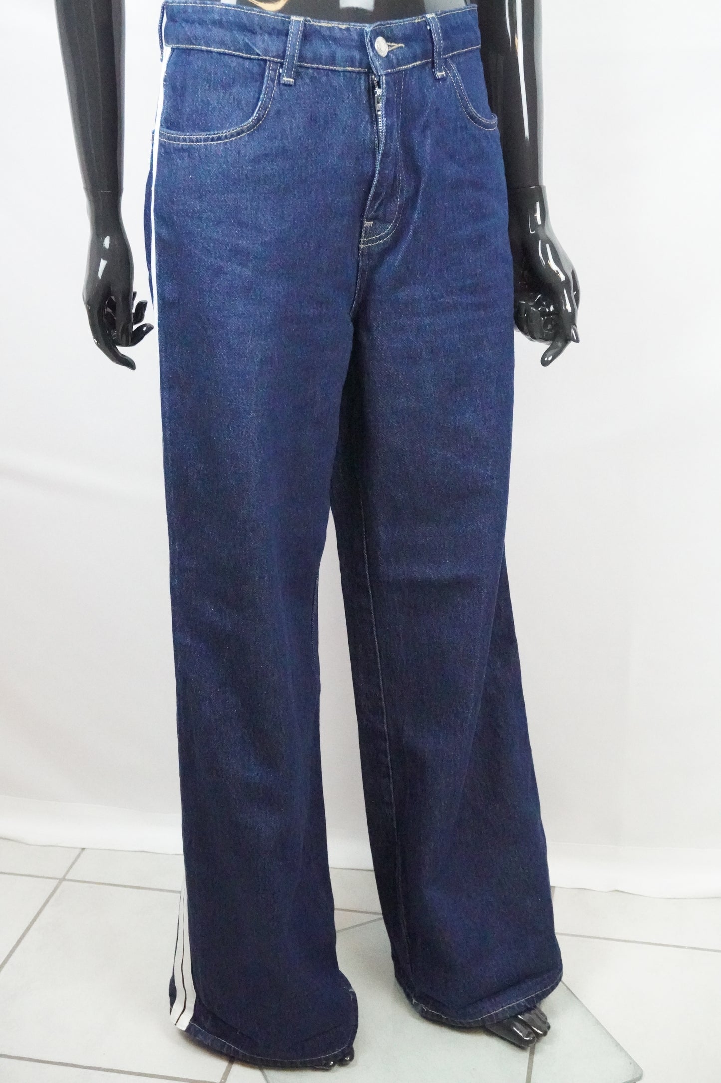 Jeans dunkelblau mit weißen Streifen