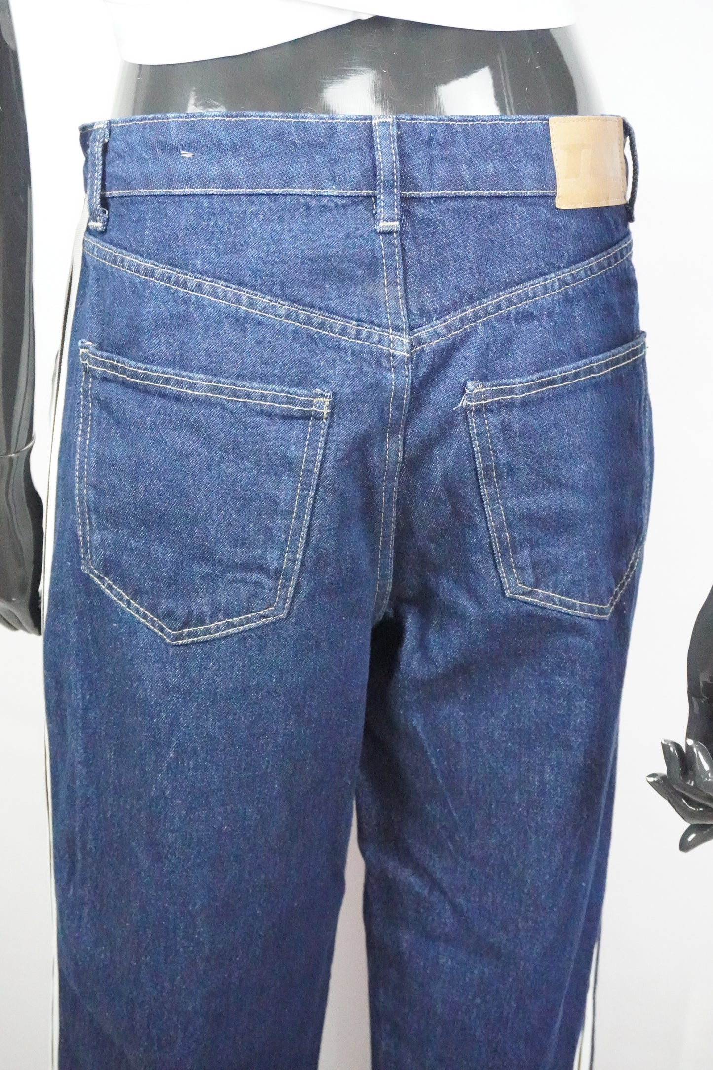 Jeans dunkelblau mit weißen Streifen