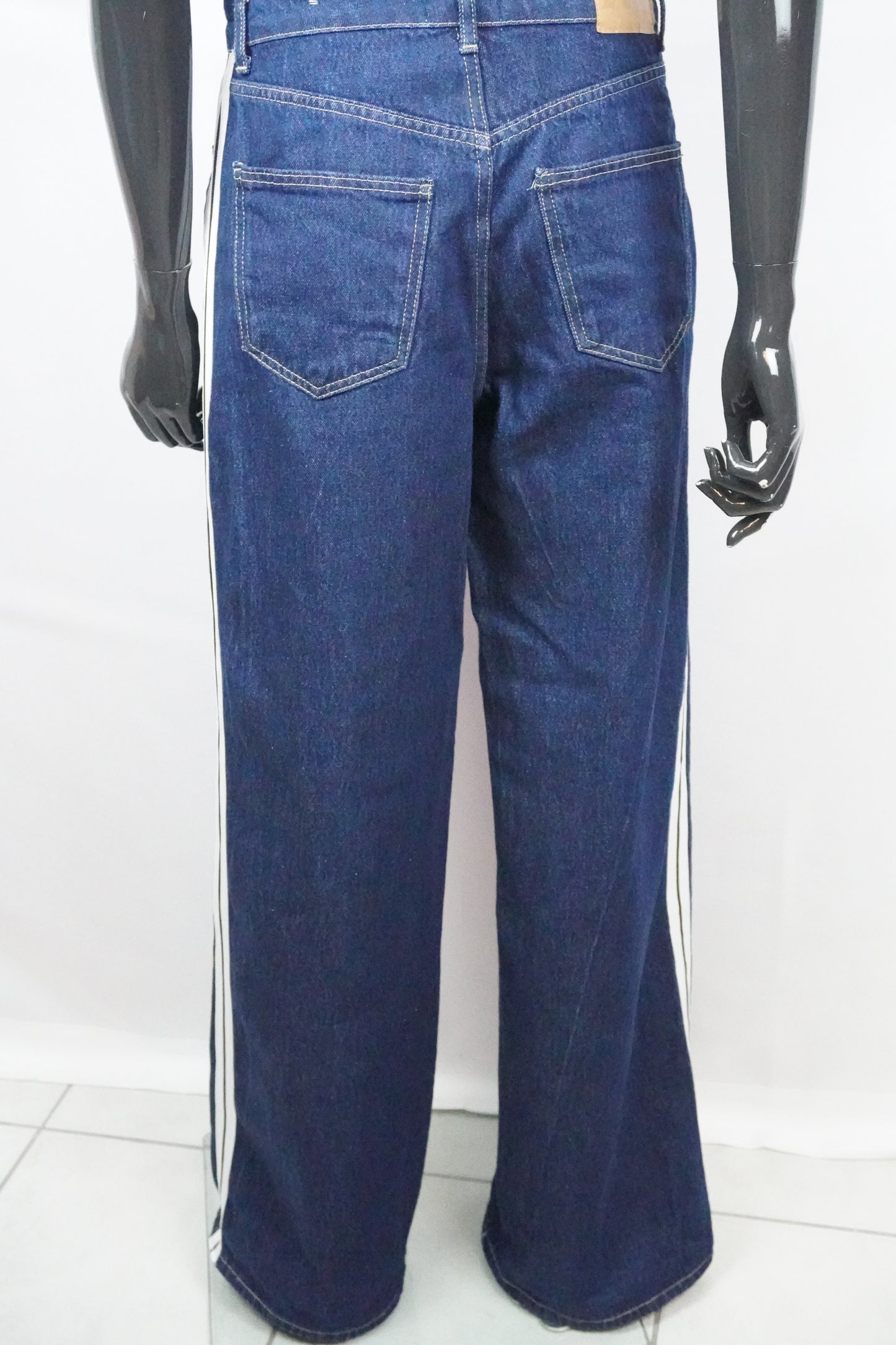 Jeans dunkelblau mit weißen Streifen