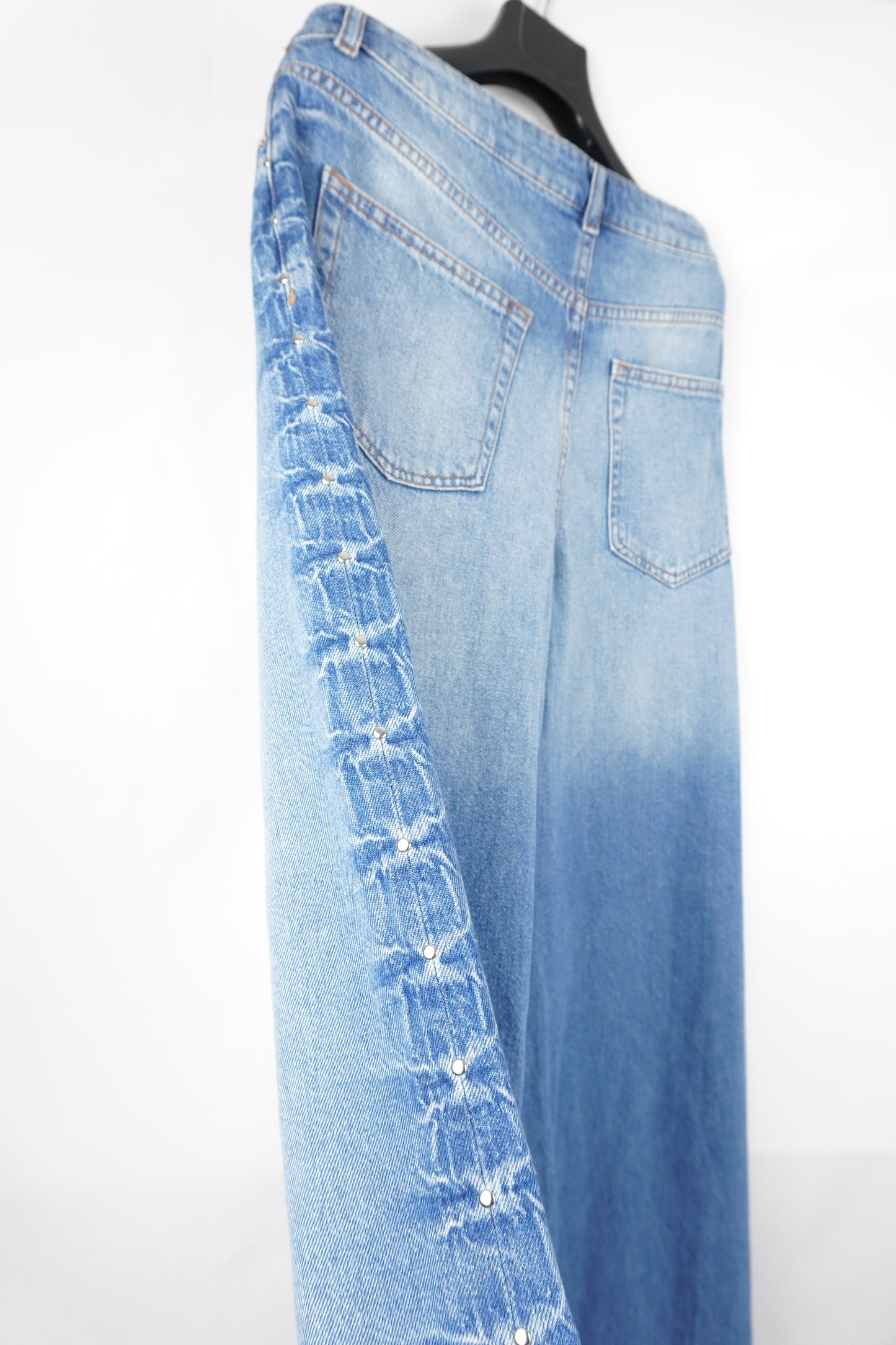Jeans mit seitlichen Nieten