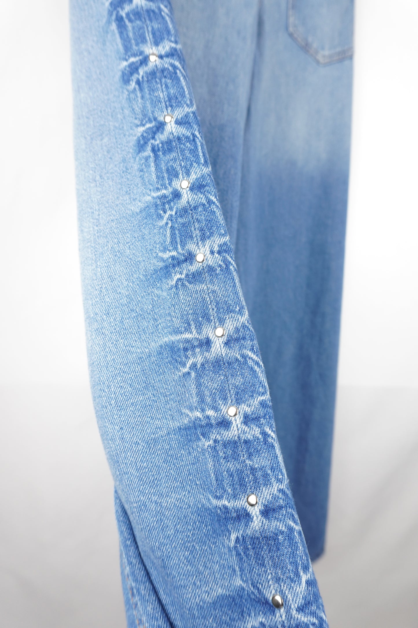 Jeans mit seitlichen Nieten