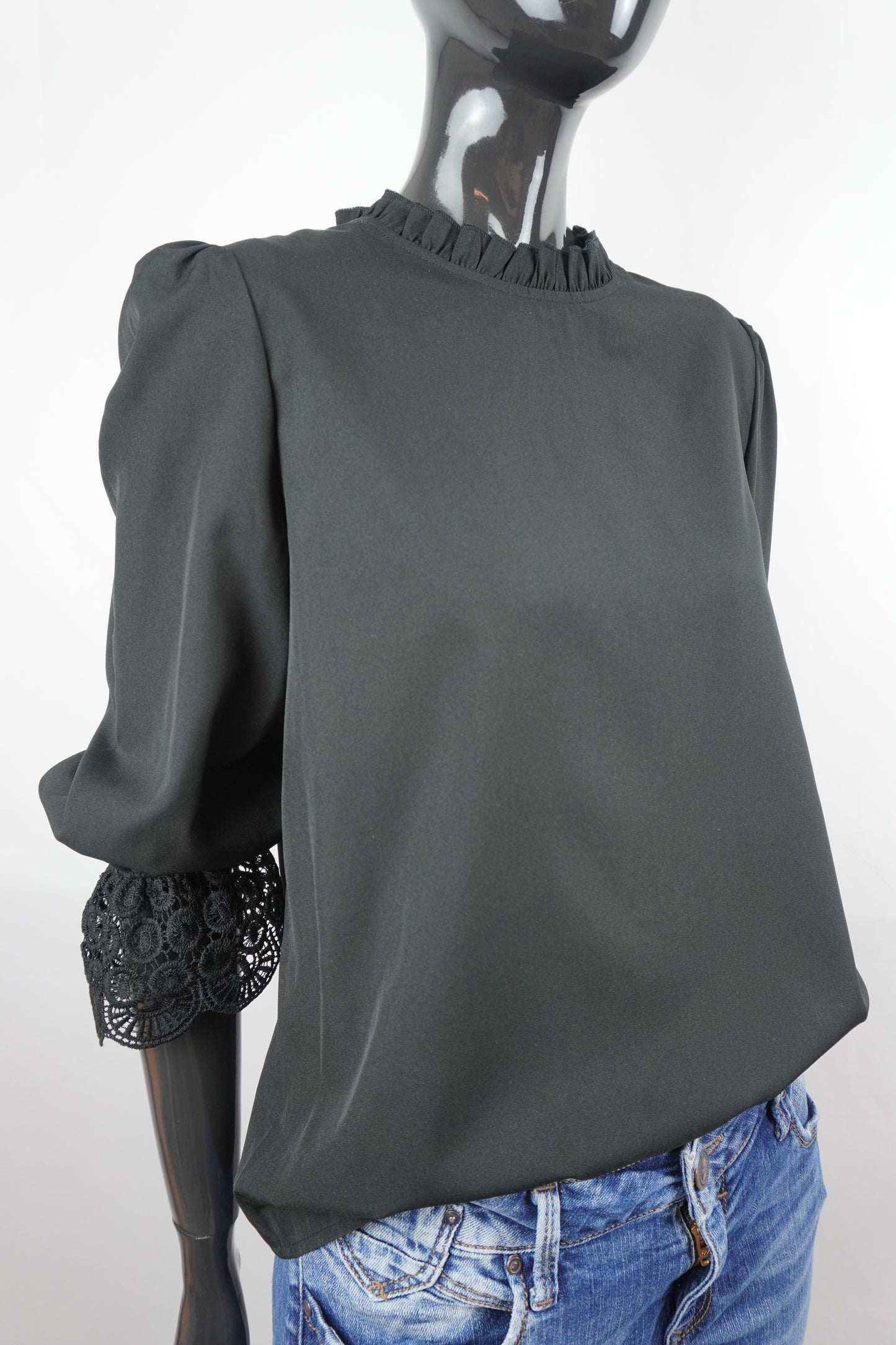 schwarze Bluse mit Ärmelspitze