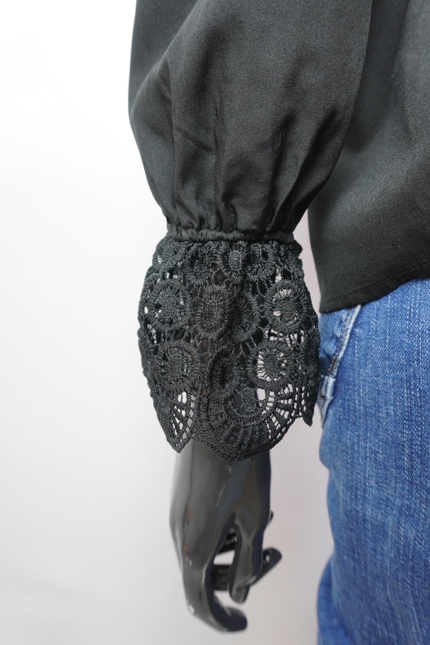 schwarze Bluse mit Ärmelspitze