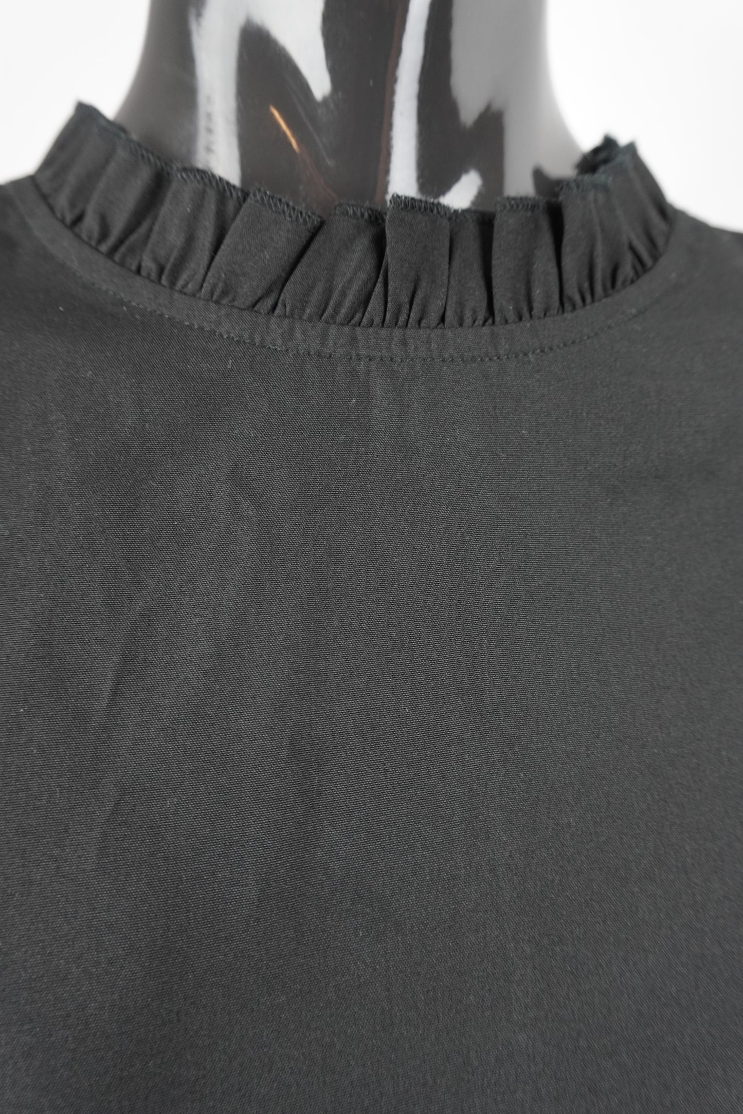 schwarze Bluse mit Ärmelspitze