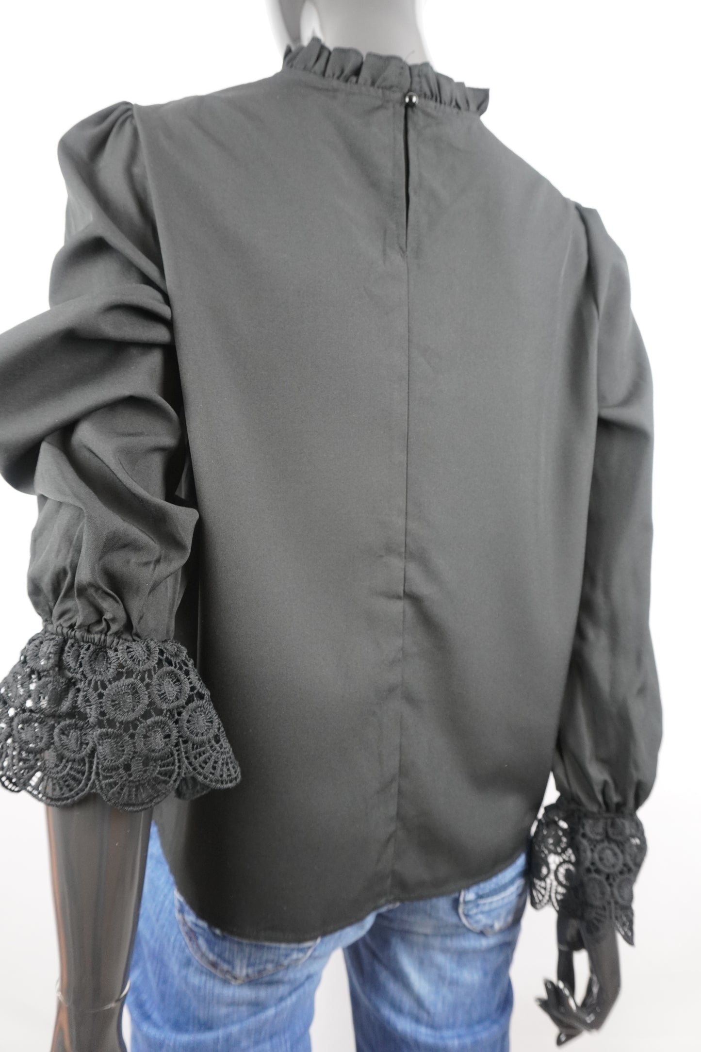 schwarze Bluse mit Ärmelspitze