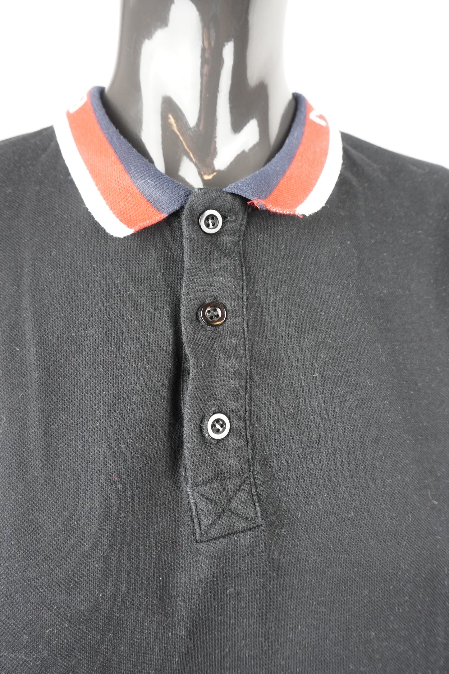 Poloshirt schwarz mit rot/weißem Rand