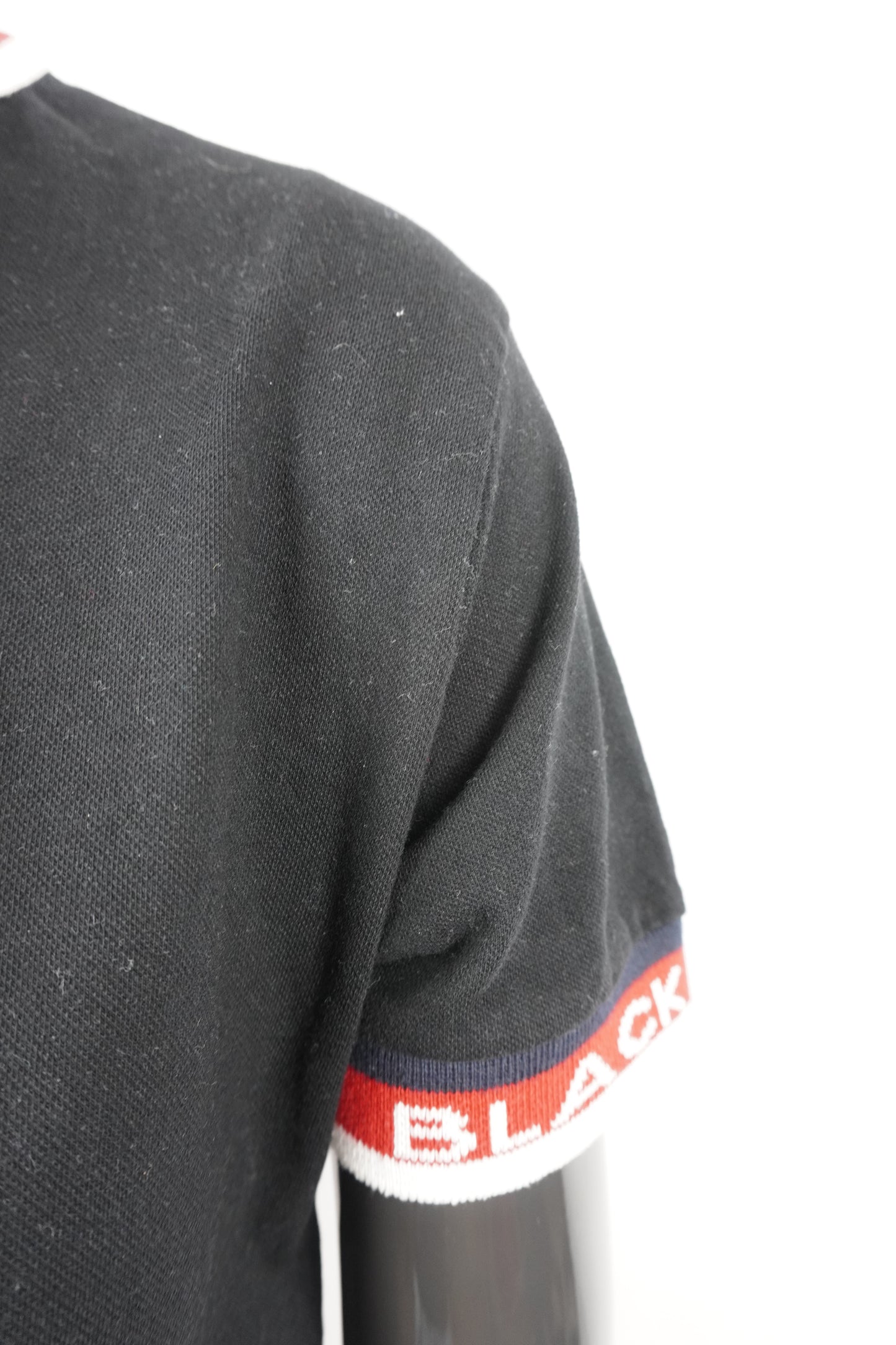 Poloshirt schwarz mit rot/weißem Rand