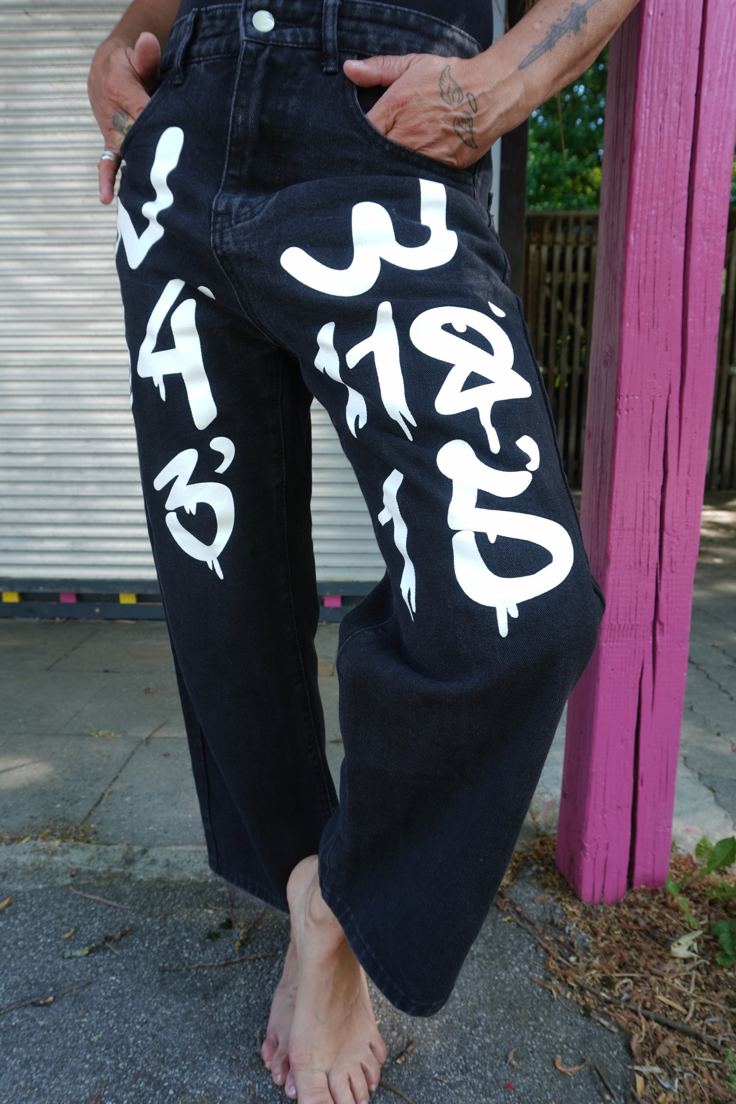 schwarze Jeans mit weißer Schrift