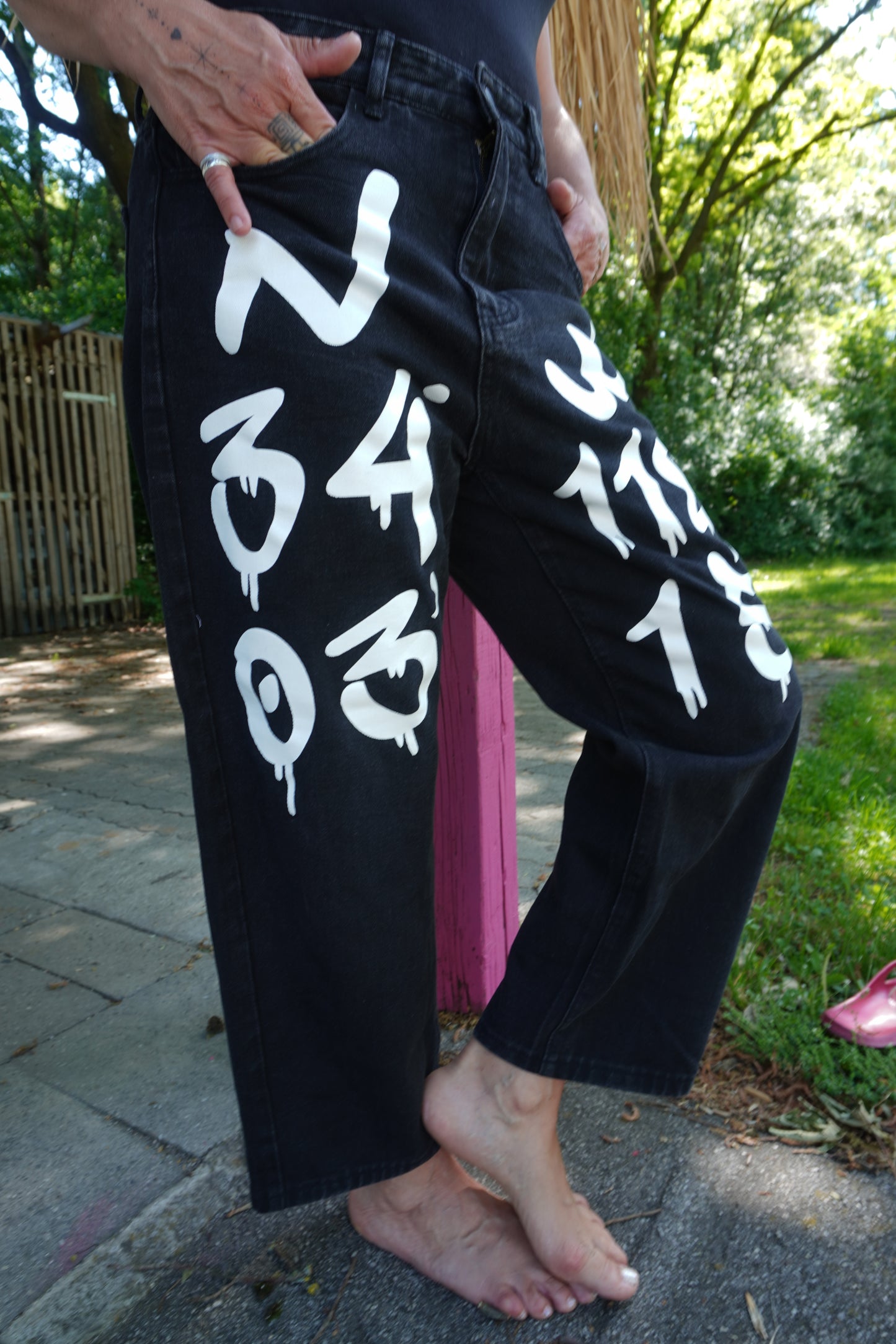 schwarze Jeans mit weißer Schrift