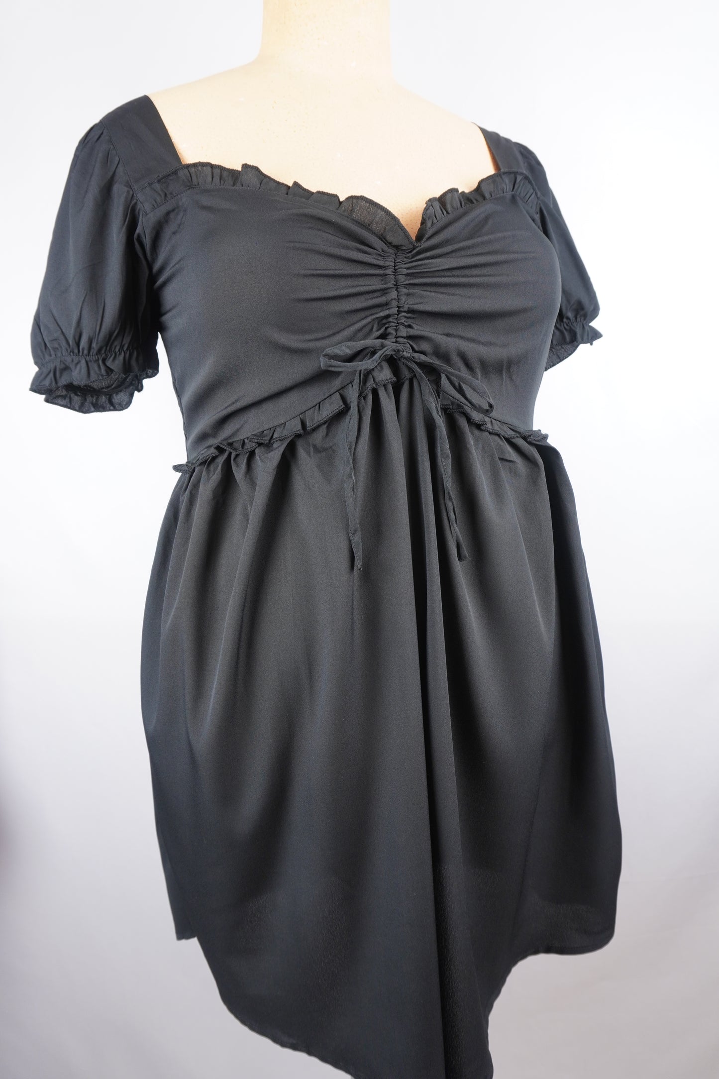 schwarzes leichtes Kleid