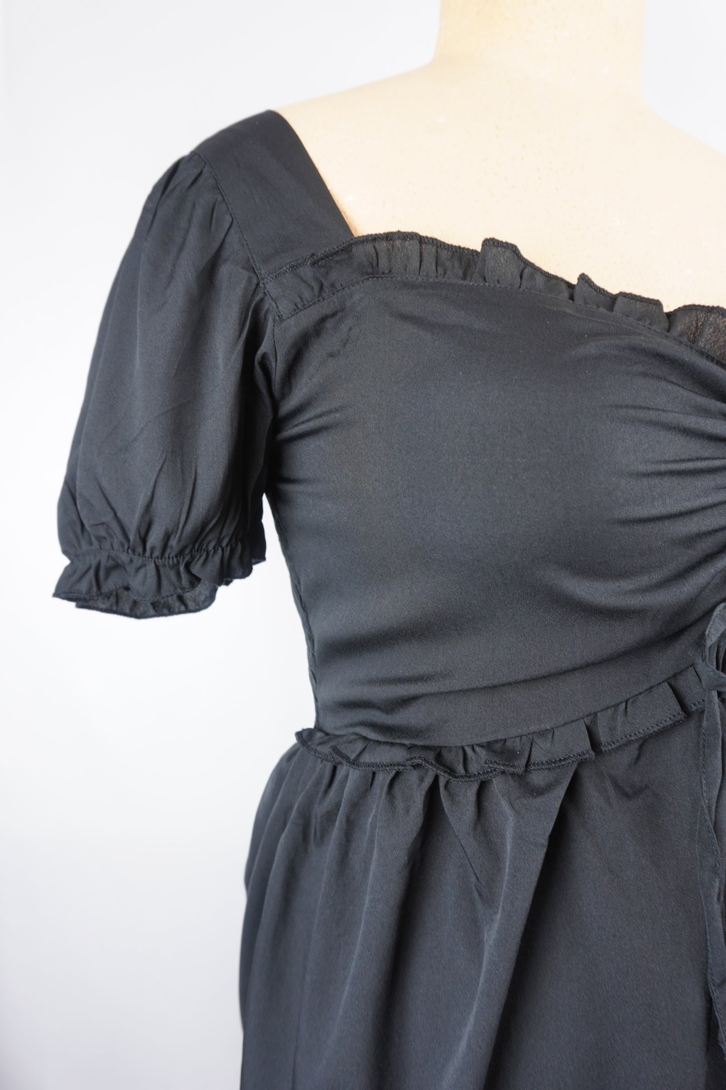 schwarzes leichtes Kleid