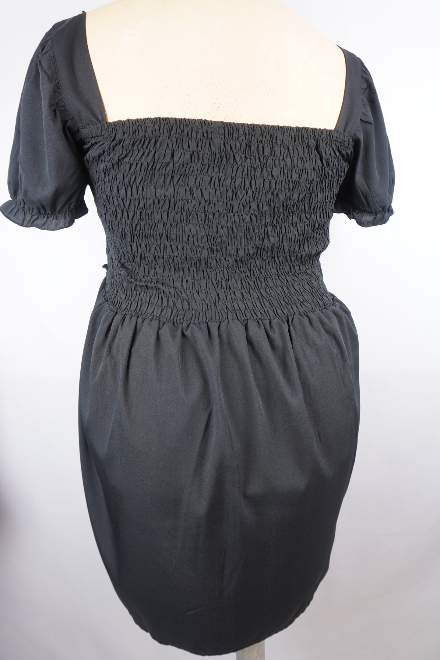 schwarzes leichtes Kleid