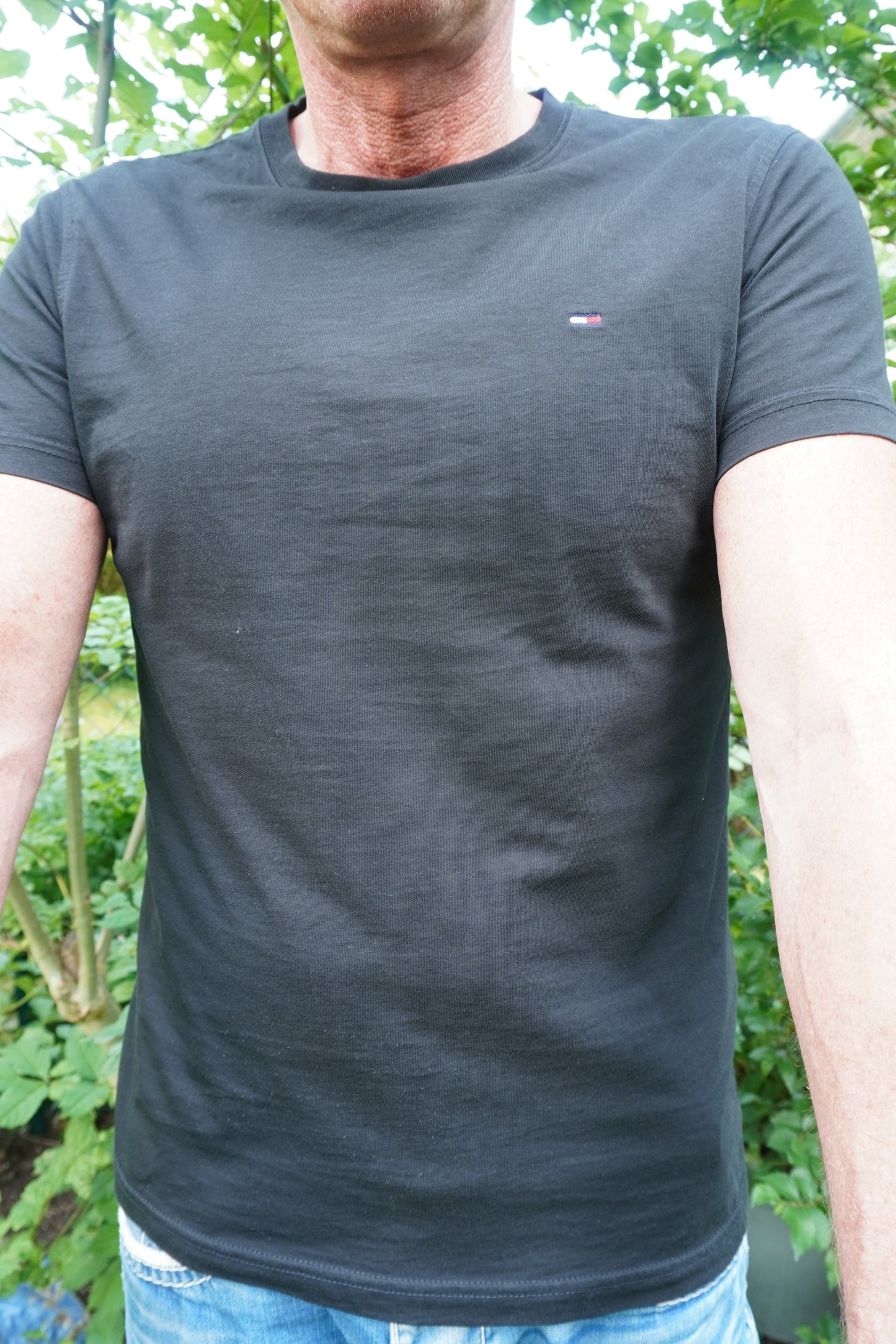 schwarzes Hilfiger-Shirt